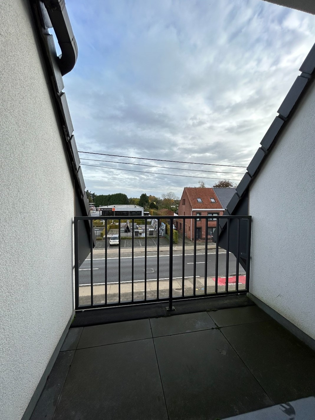 Recent, instapklaar appartement (75 m&#178;) met 2 slaapkamers in vrijstaande, kleinschalige residentie + autostaanplaats 