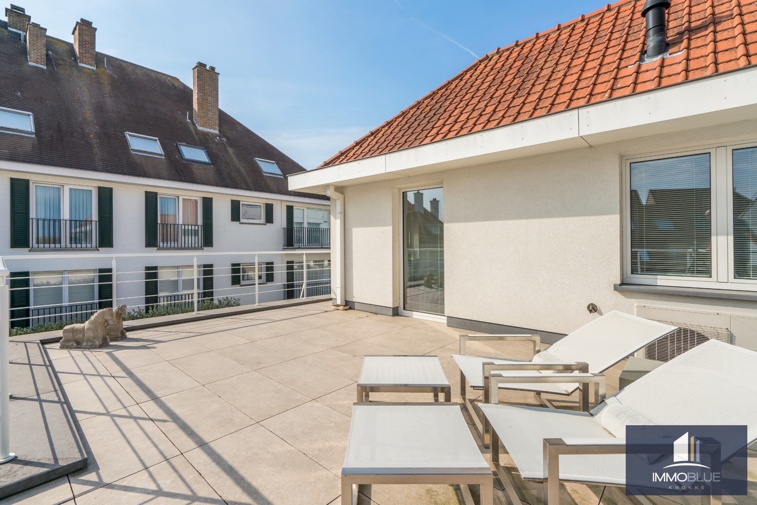 Exceptionnelle villa jumel&#233;e avec un garage tr&#232;s spacieux, situ&#233;e &#224; moins de 100 pas de la mer. 