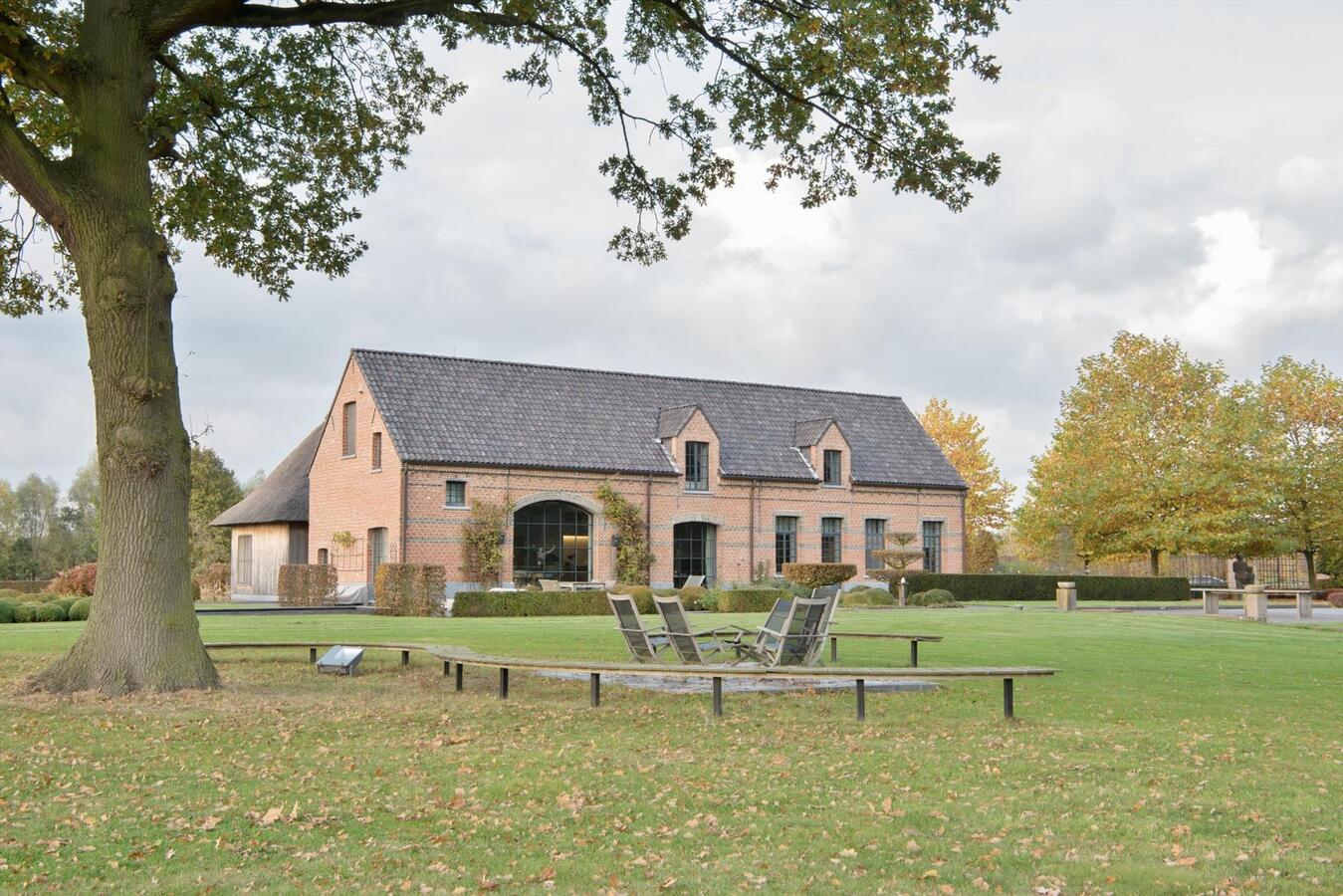 Exclusieve, hoogwaardig gerenoveerde hoeve op ca. 16 ha te Lier 