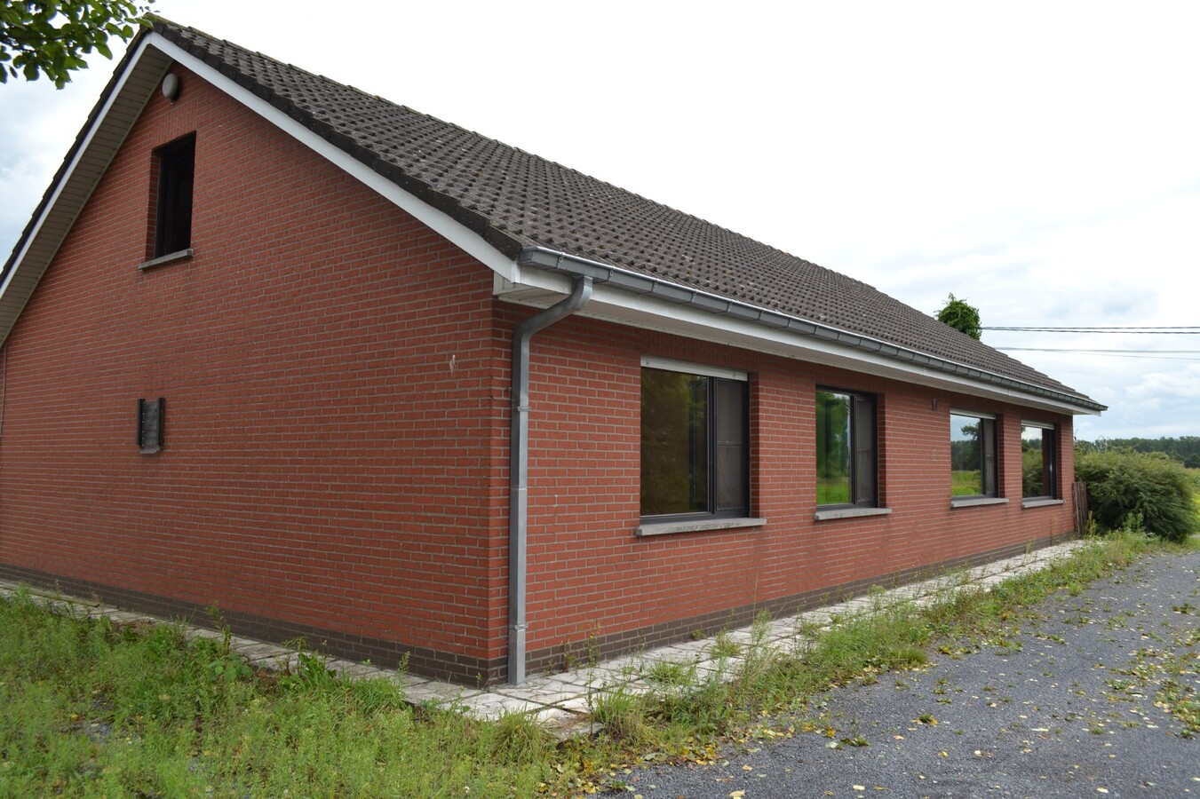 Hoeve met diverse loodsen en stallingen op 0,9Ha te Hertsberge 