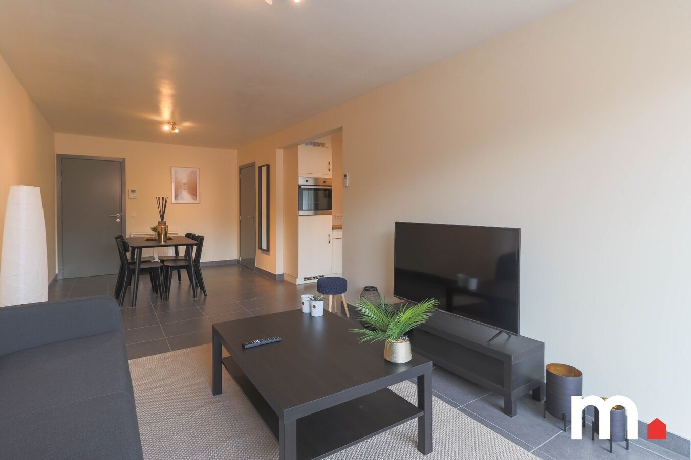 Heel ruim &#233;&#233;n slaapkamer appartement te huur dichtbij het centrum van Kortrijk met garagebox !! 