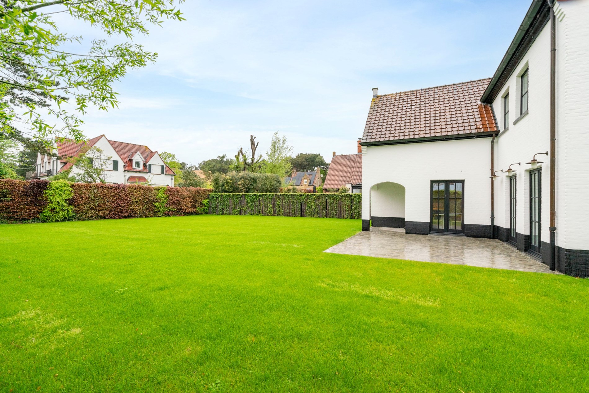 Prachtig gerenoveerde villa gelegen op een unieke locatie in het Zoute. 