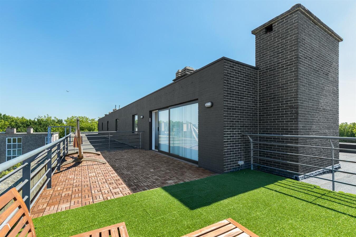 Kwalitatief gerenoveerd appartement met terras van 35m&#178;! 