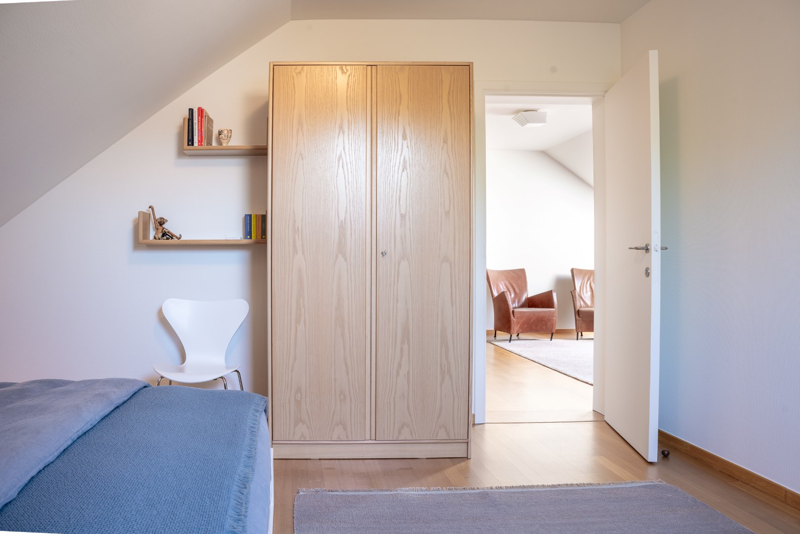 Vier ruime slaapkamers met vaste kastenwand 