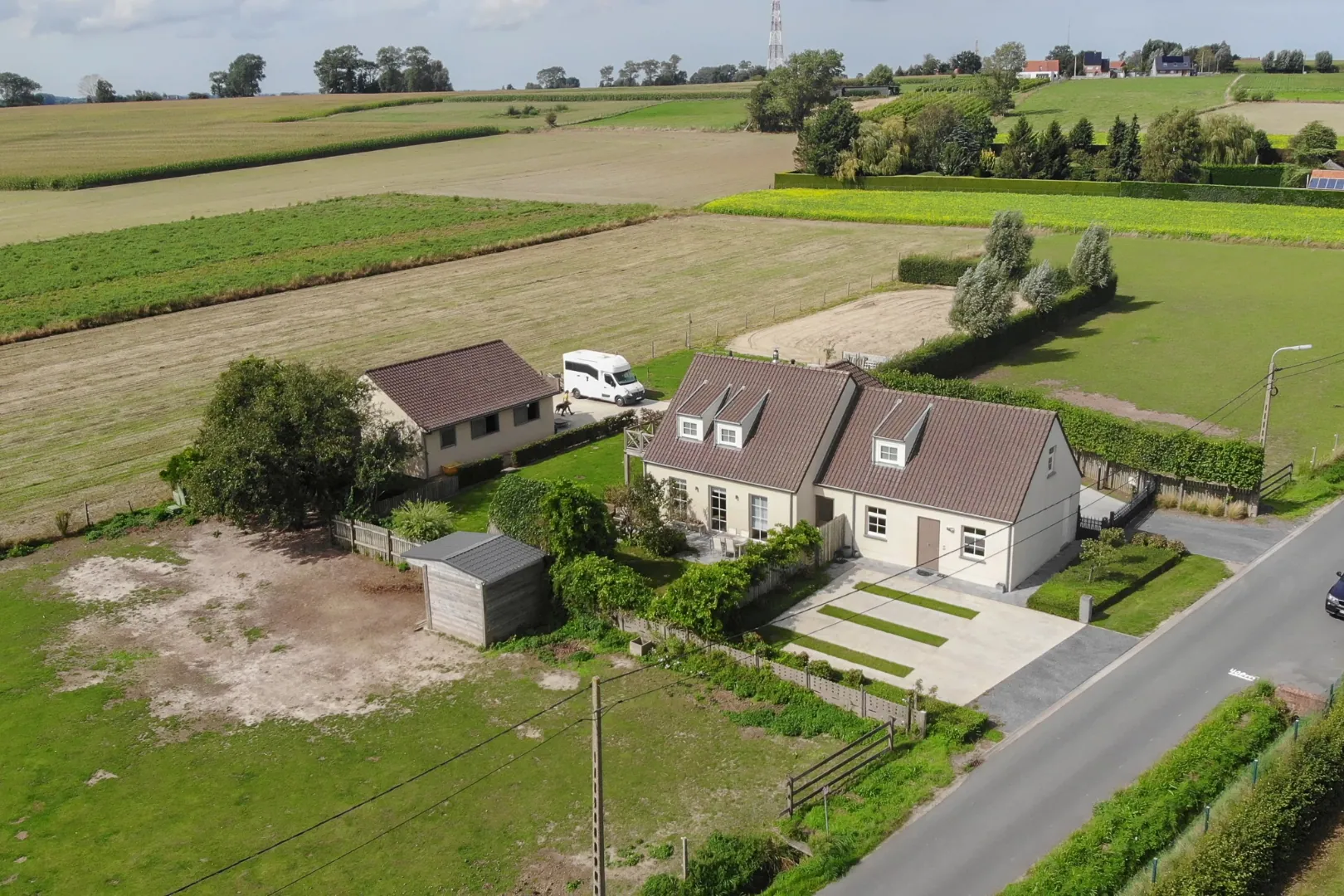 Prachtige alleenstaande woning op 9170 m² met 3 paardenboxen, gelegen aan de voet van de ruidenberg Ichtegem.