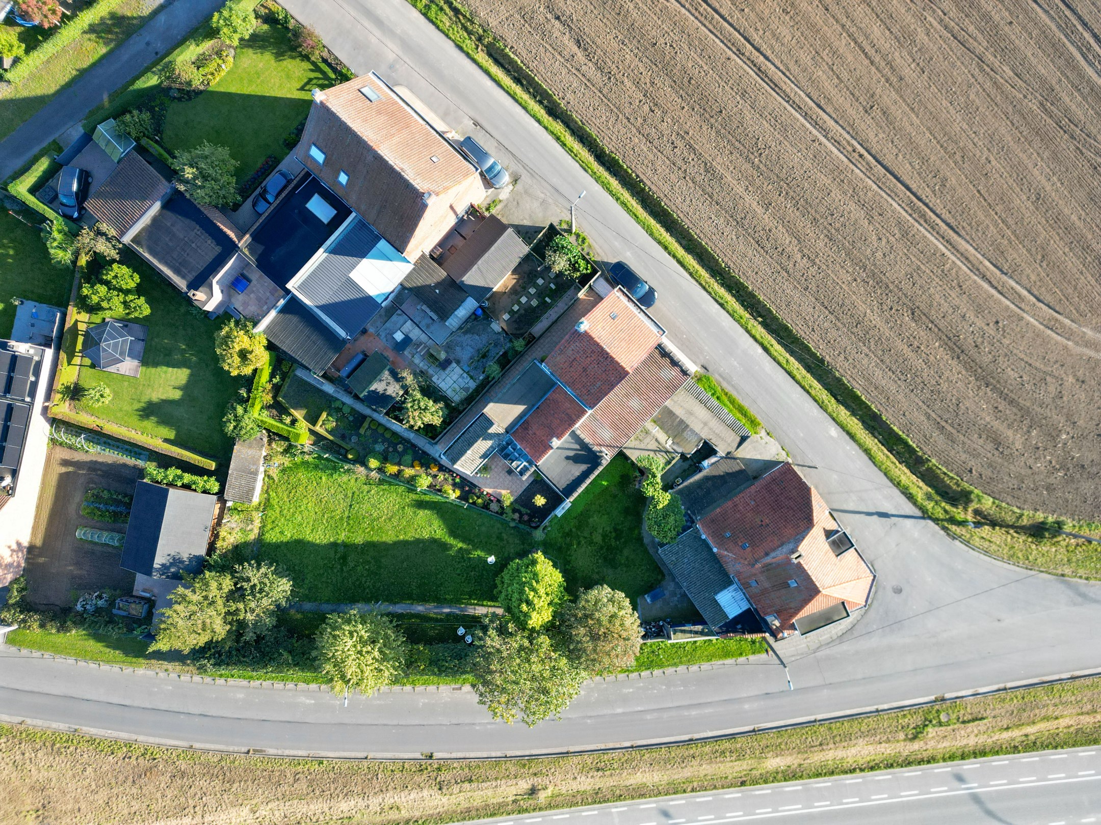 TE RENOVEREN HOEKWONING MET TUIN 