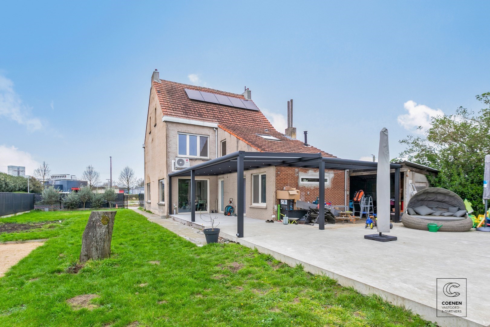 Instapklare woning met praktijkruimte &#233;n bouwgrond in Wommelgem. 4-5 slaapkamers, tuin, zonnepanelen en garage. 