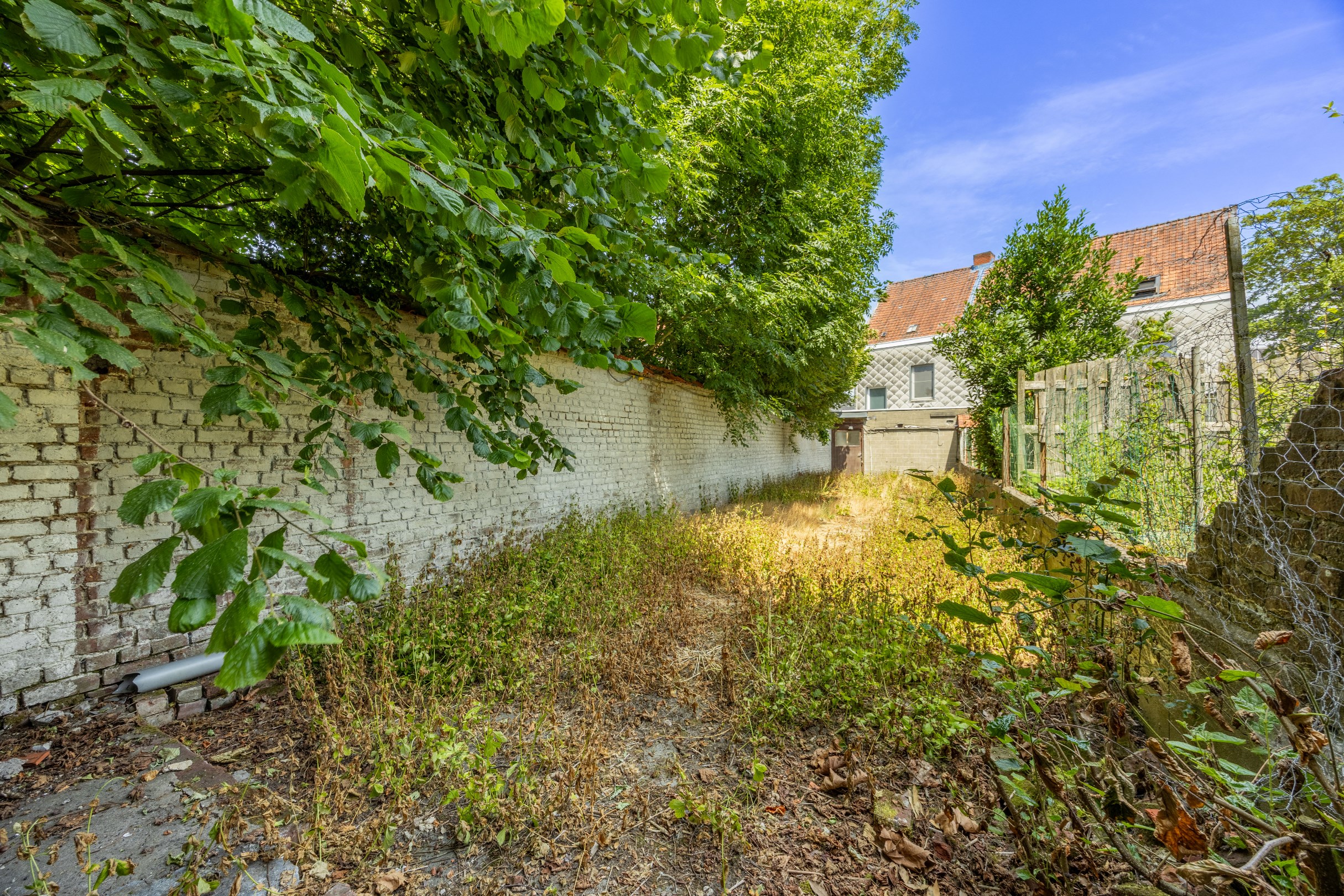 TE RENOVEREN WONING MET GARAGE 