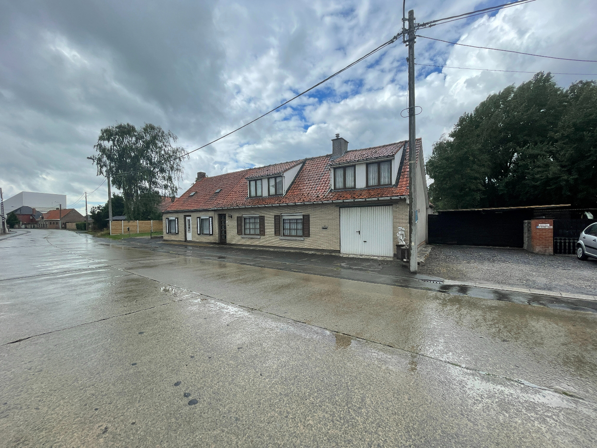 2 ruime grondig te renoveren/af te breken woningen met een gezamelijke grondoppervlakte van 912 m&#178; 