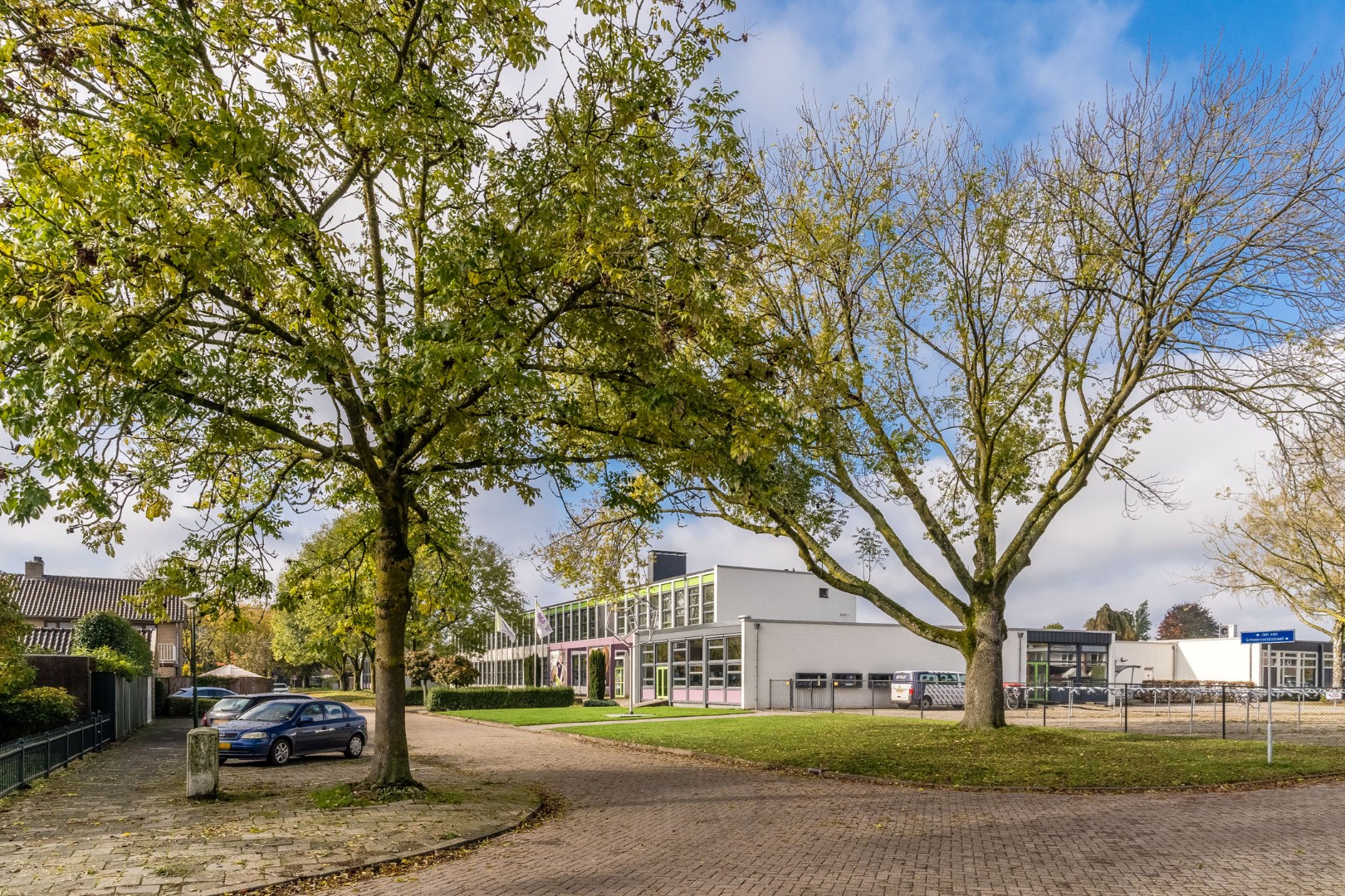 Smaakvol gemoderniseerde en uitgebouwde tweekapper met inpandige garage en diepe tuin. Energielabel C. 