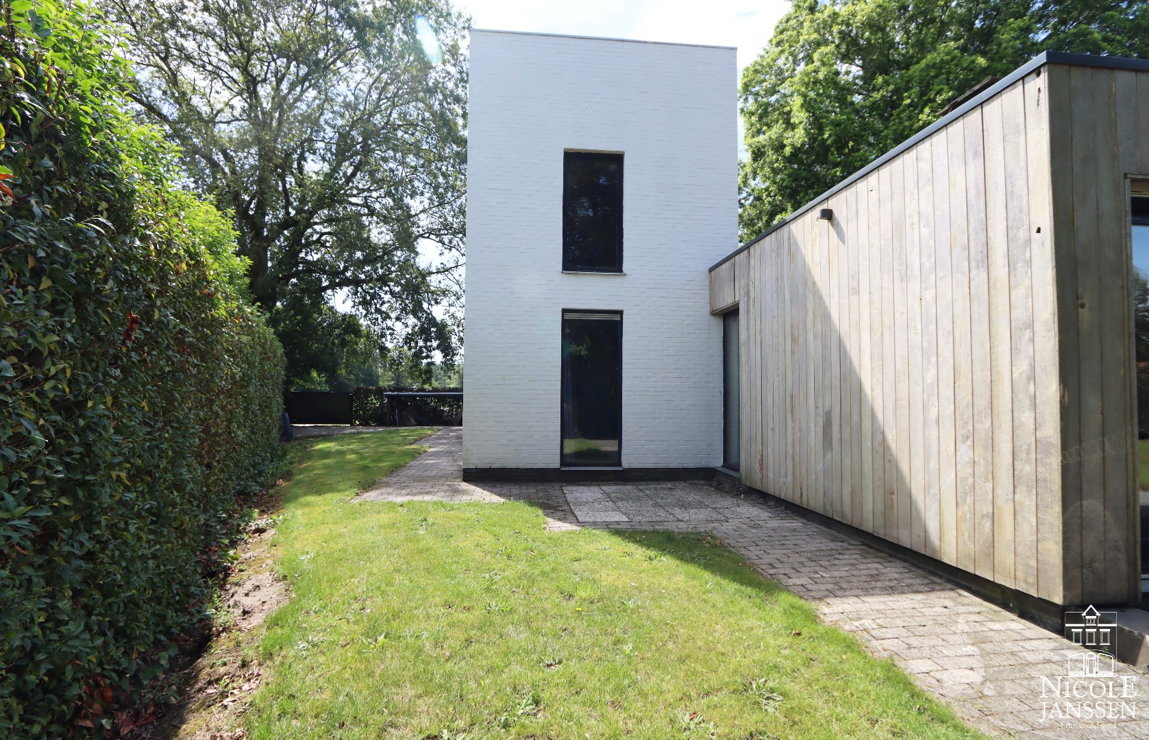 Moderne gezinswoning met mooi terras en vrij uitzicht aan voor- en achterzijde 