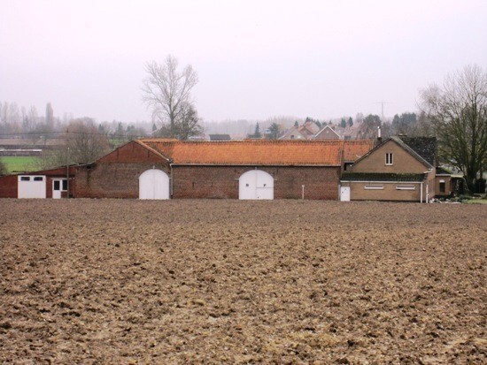 Vierkantshoeve omringd door ca. 12 ha grond 