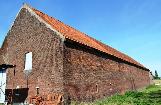 Vierkantshoeve met prachtige schuur en stallingen op ca. 6.000M&#178; te Londerzeel 