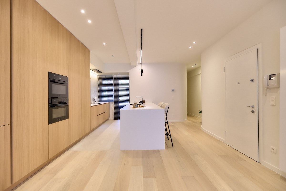 Volledig gerenoveerd appartement met 4 slaapkamers centraal gelegen in centrum van Knokke nabij de Dumortierlaan met zijdelings zeezicht. 