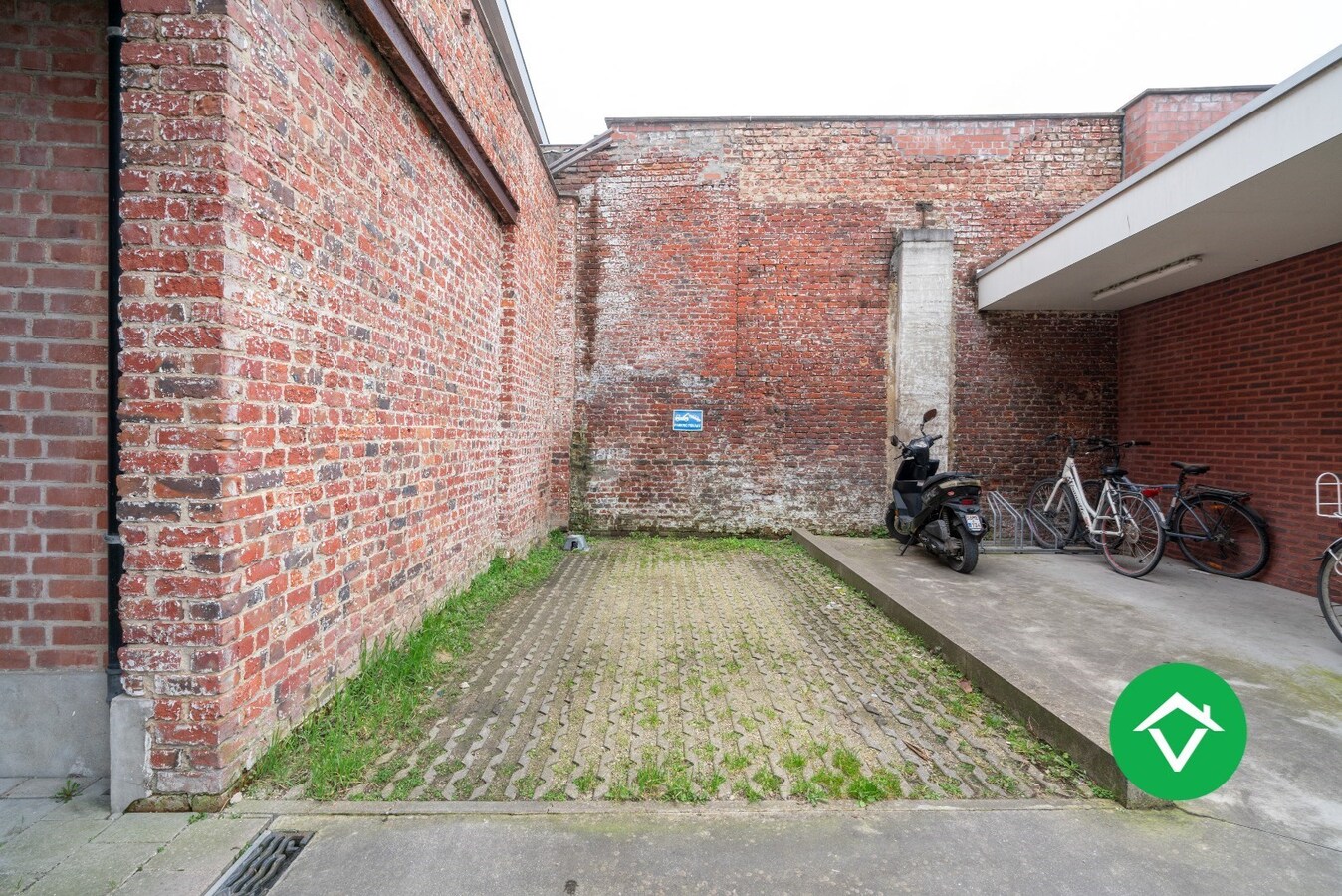 Ruimewoning in centrum Roeselare met 3 slaapkamers, dakterras en autostaanplaats 