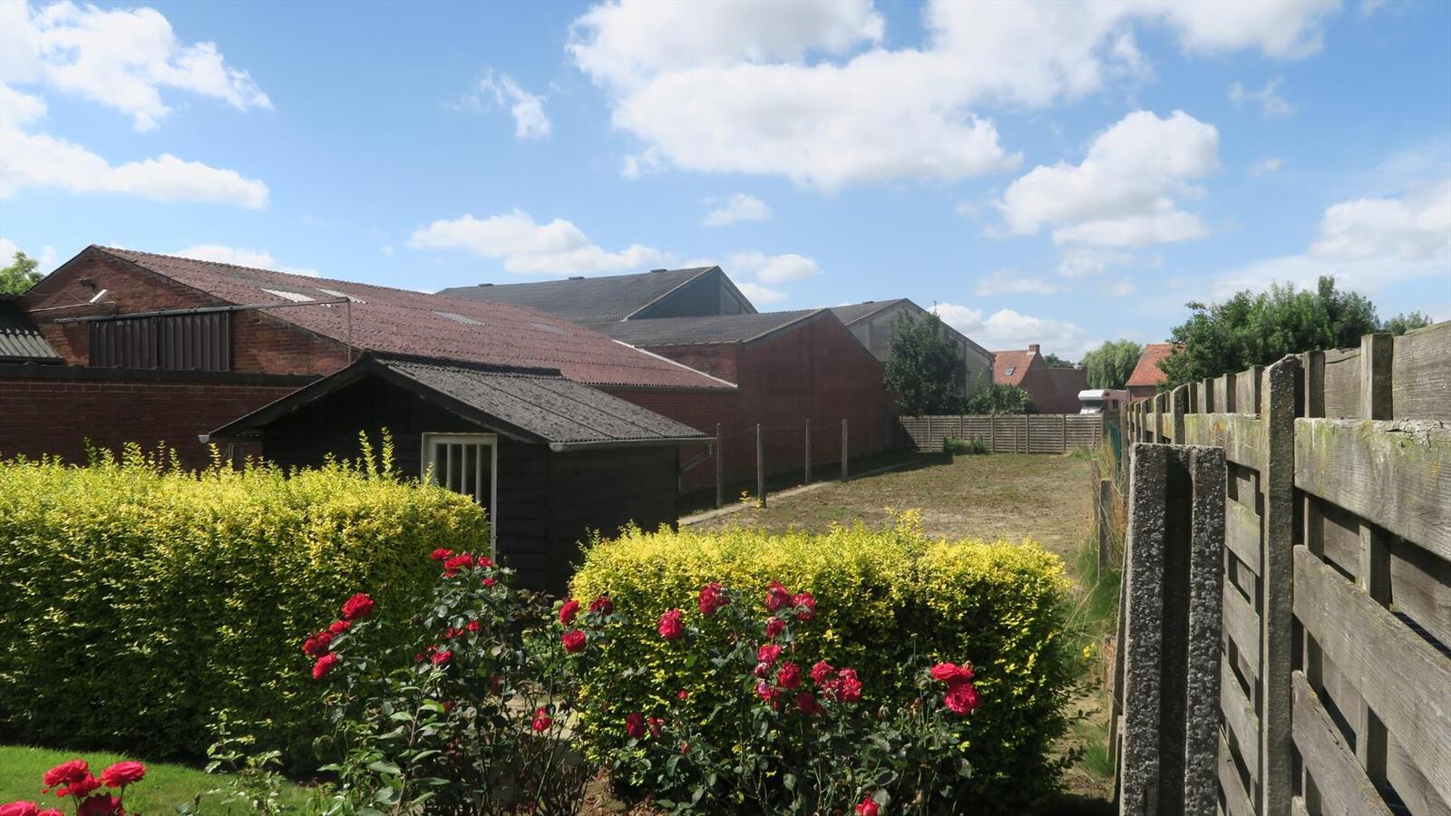 Degelijke open woning op ruim perceel van 843m&#178; 