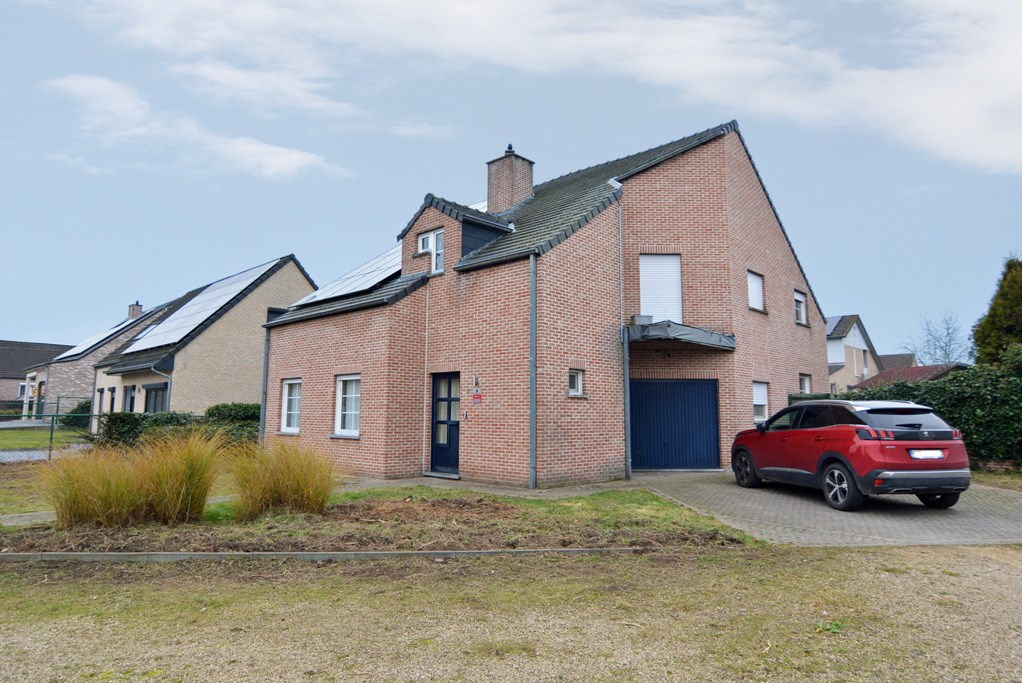 Vrijstaande woning op 5 a 87 ca met 3 ruime slpk. en inpandige garage. 