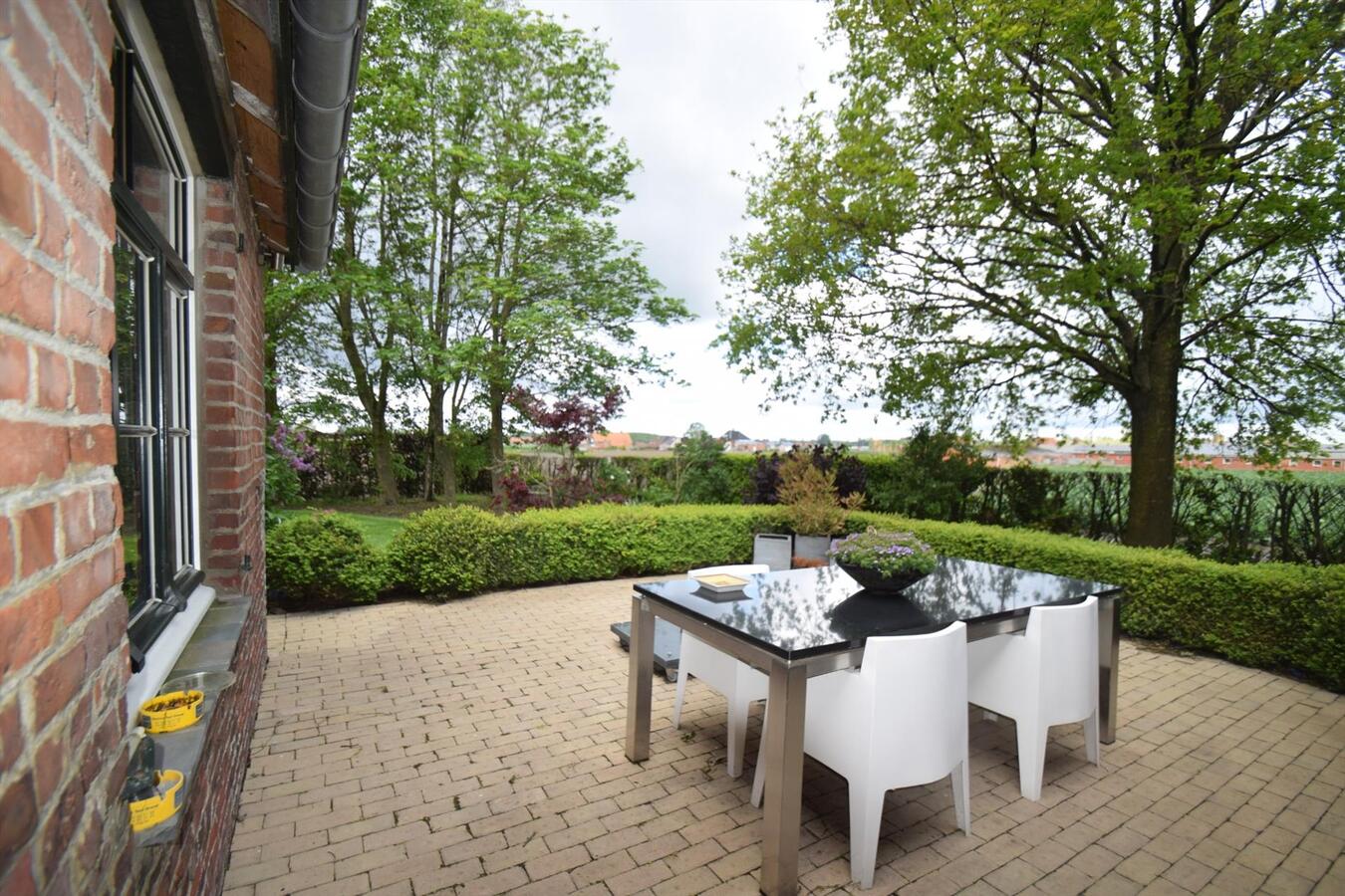 Authentieke hoeve op 3886 m&#178; grond, landelijk gelegen met prachtige tuin. 