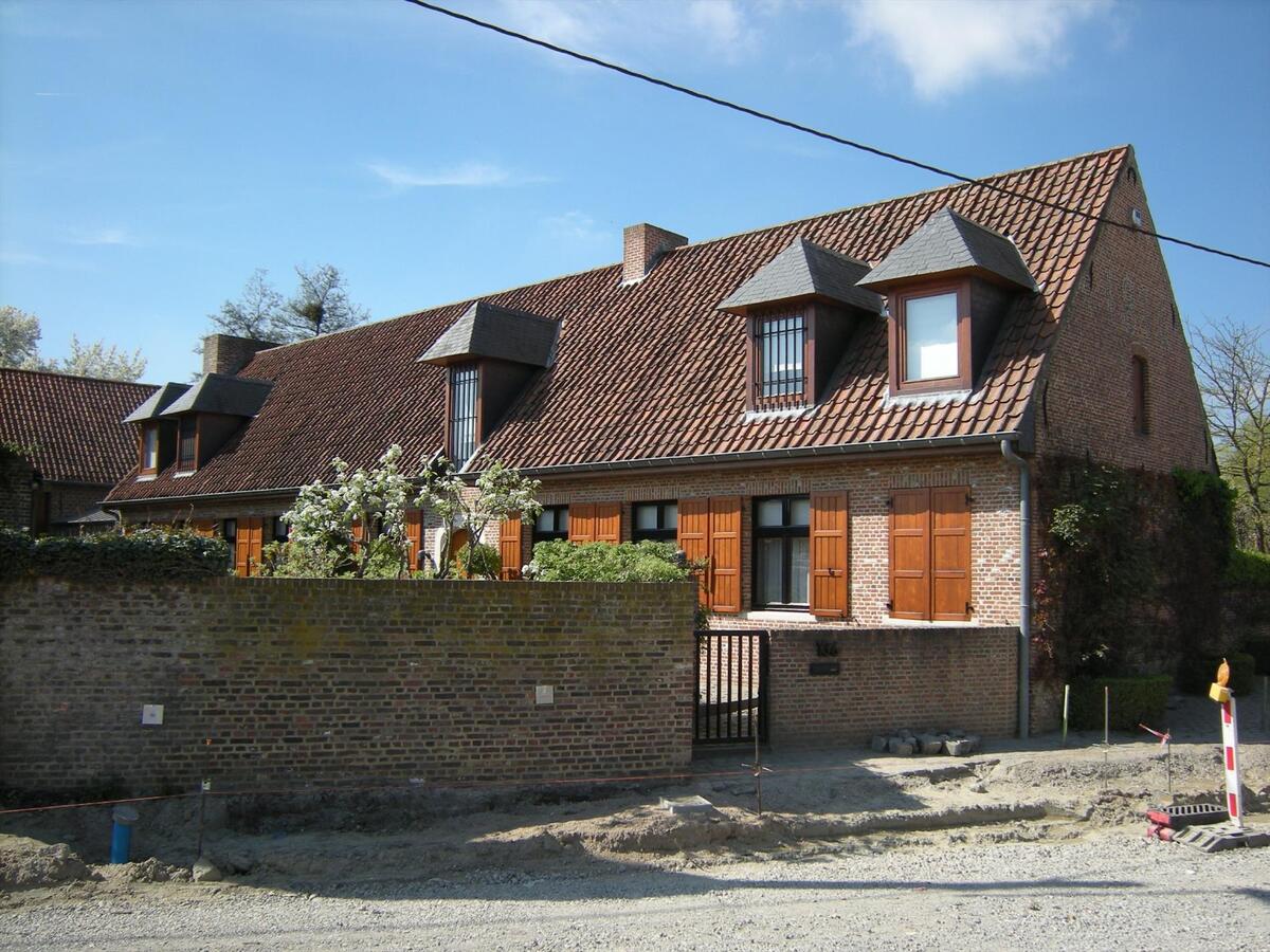 Charmant landhuis met bijgebouwen op ca. 76a 