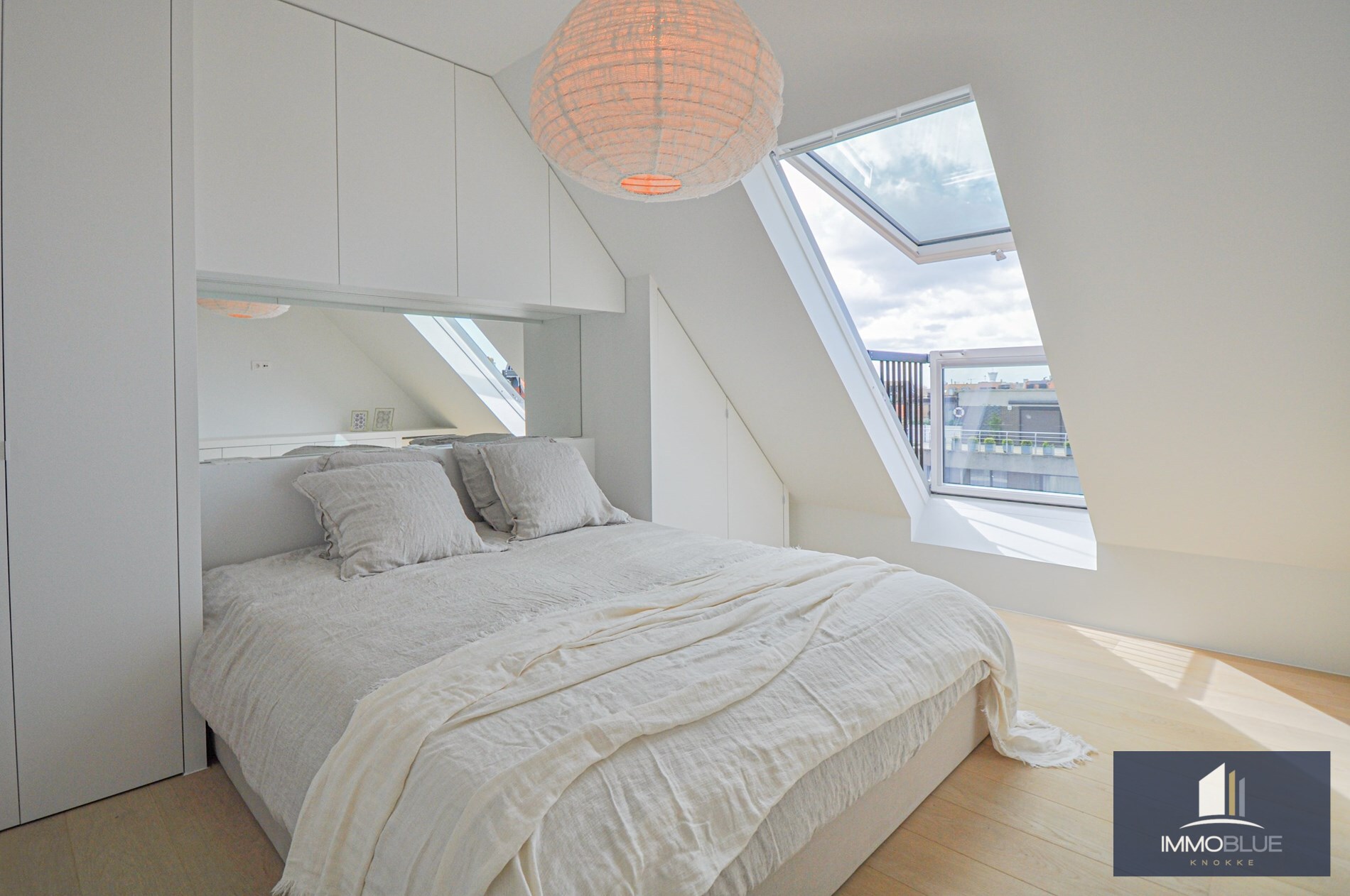 Appartement enti&#232;rement r&#233;nov&#233; avec une grande terrasse ensoleill&#233;e. 