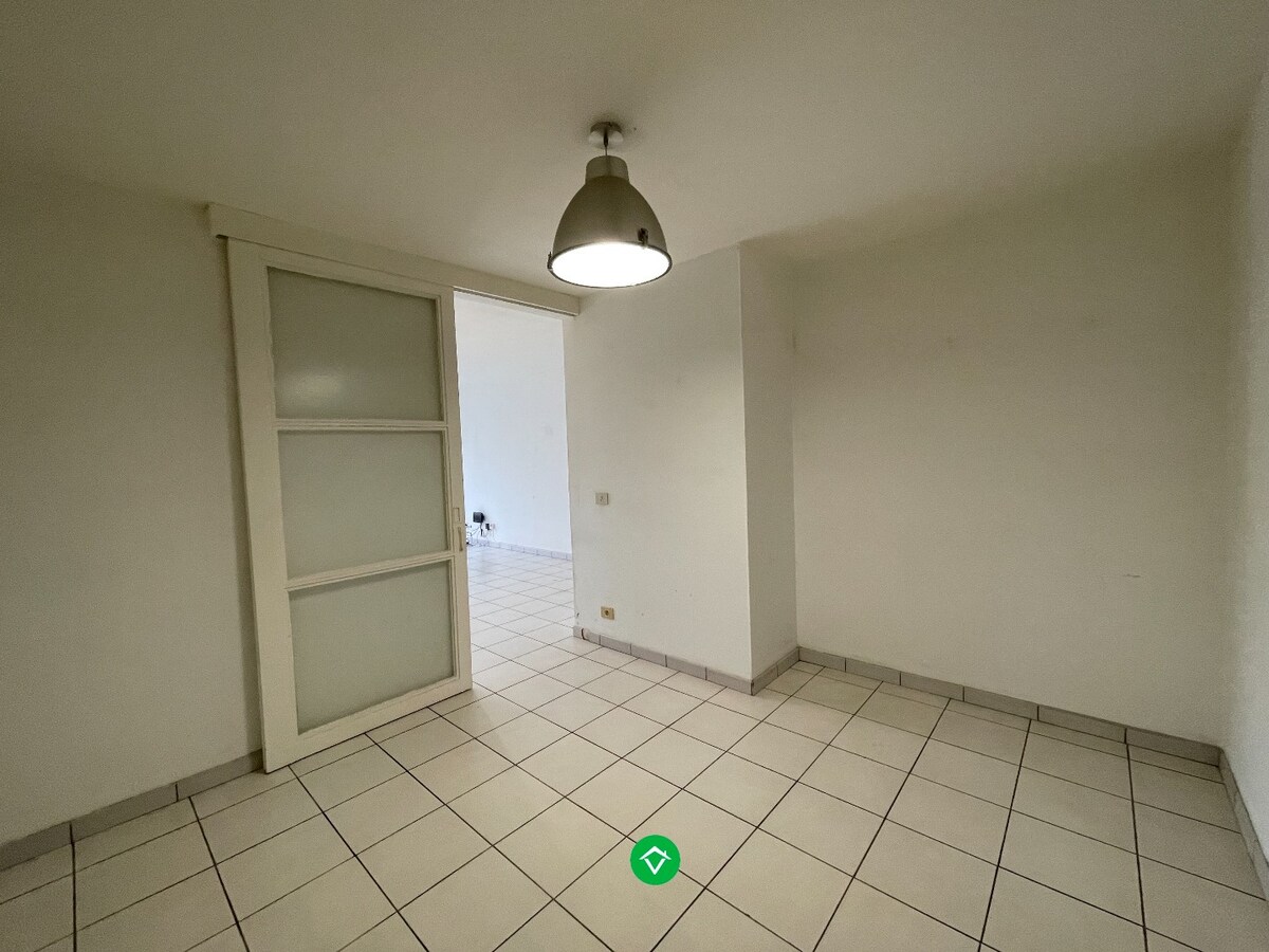 Gelijkvloers appartement met &#233;&#233;n slaapkamer, tuin en garage in centrum Roeselare 