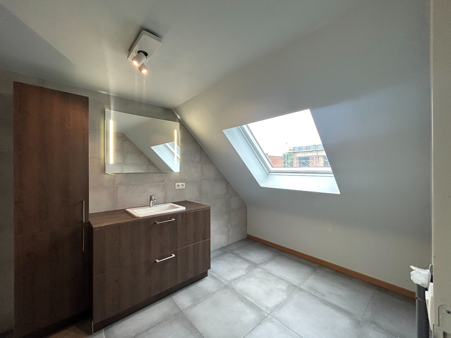 Bemeubeld dakappartement met 1-2 slpk. en uitzonderlijk terras in Geel-centrum 
