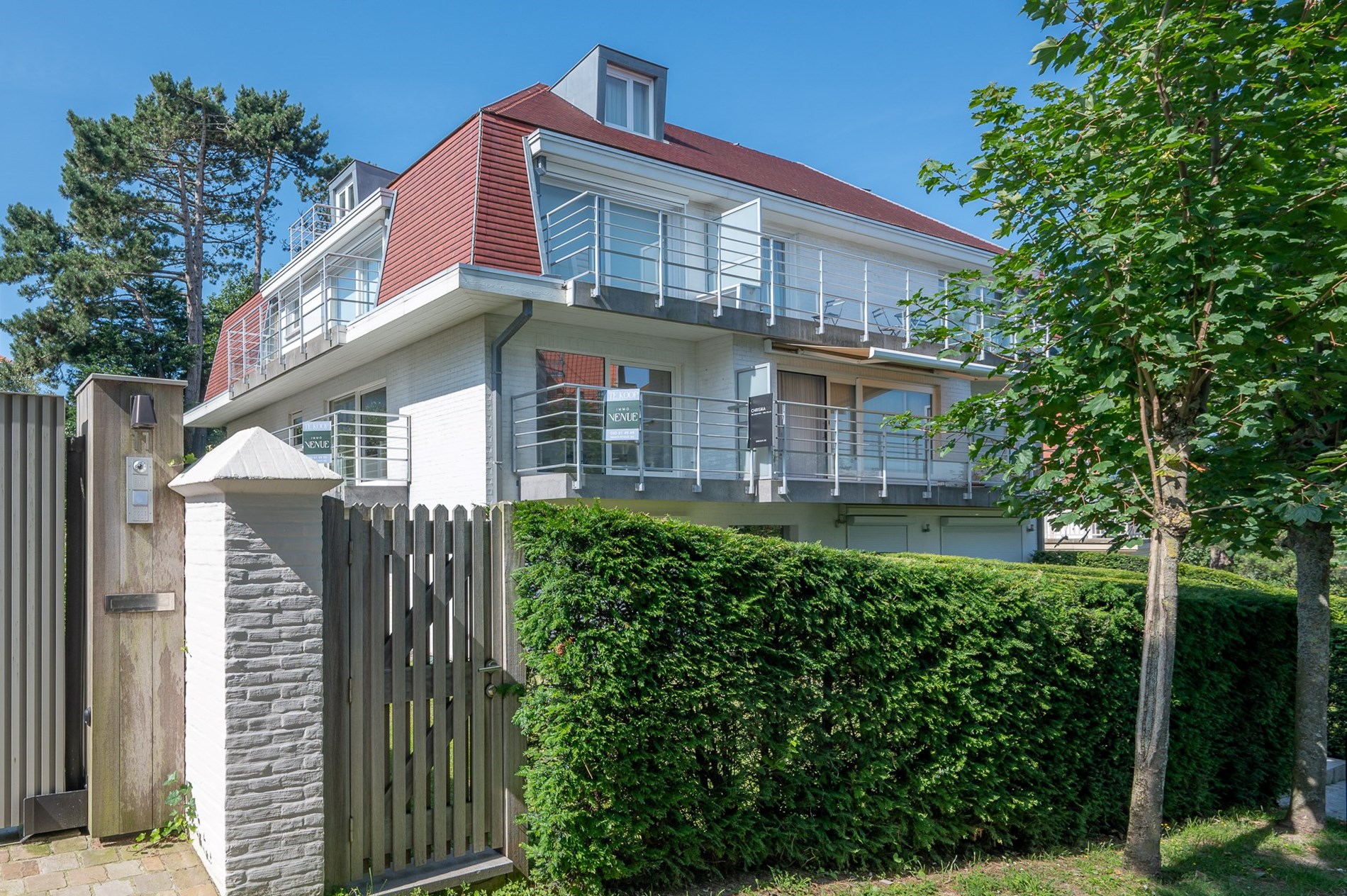 Magnifiek gerenoveerd hoekappartement gelegen op de eerste verdieping in het Cottagepad te Knokke-Het Zoute. 