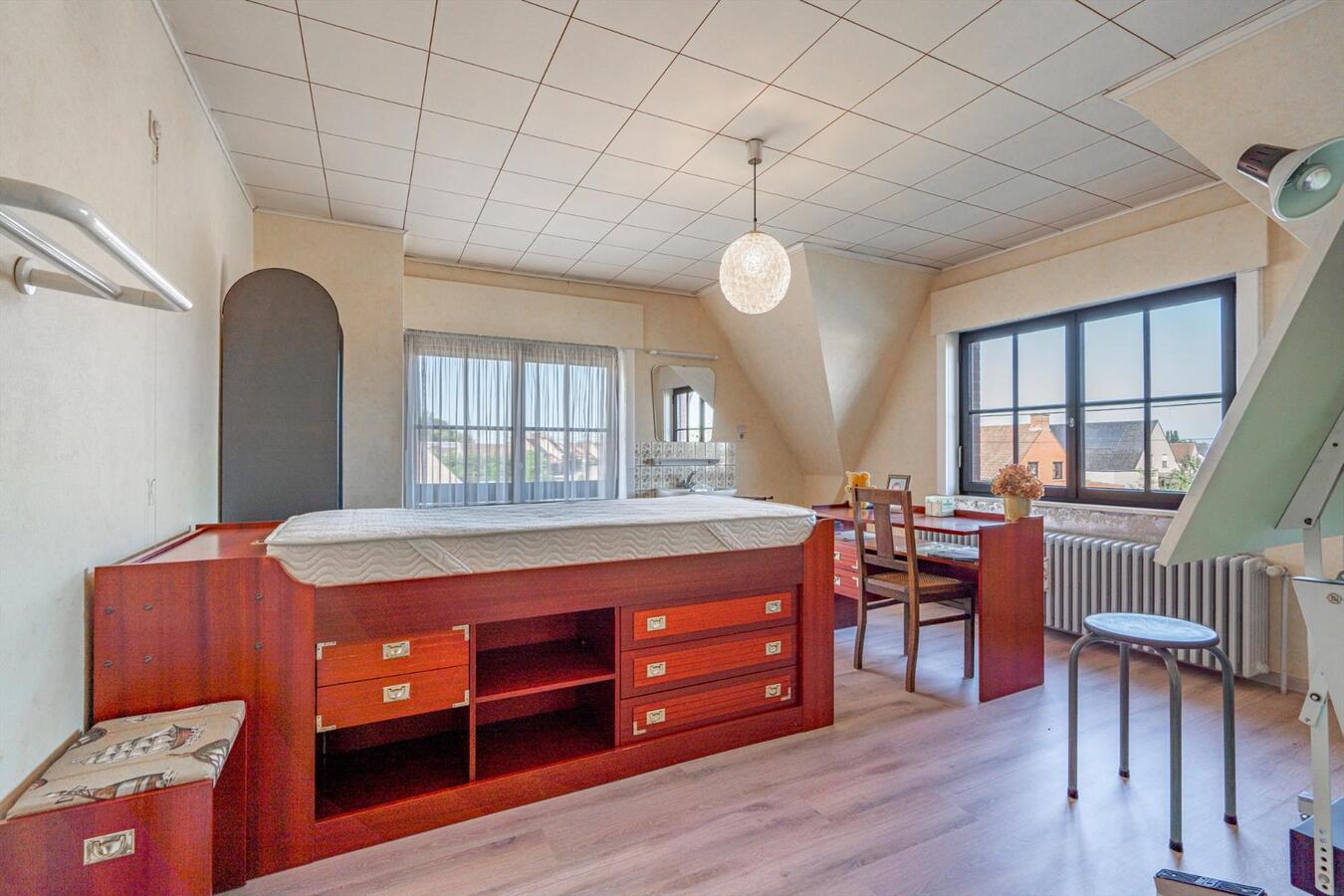 Grote woning met 6 slaapkamers en atelier op 2645 m&#178; te Koekelare 