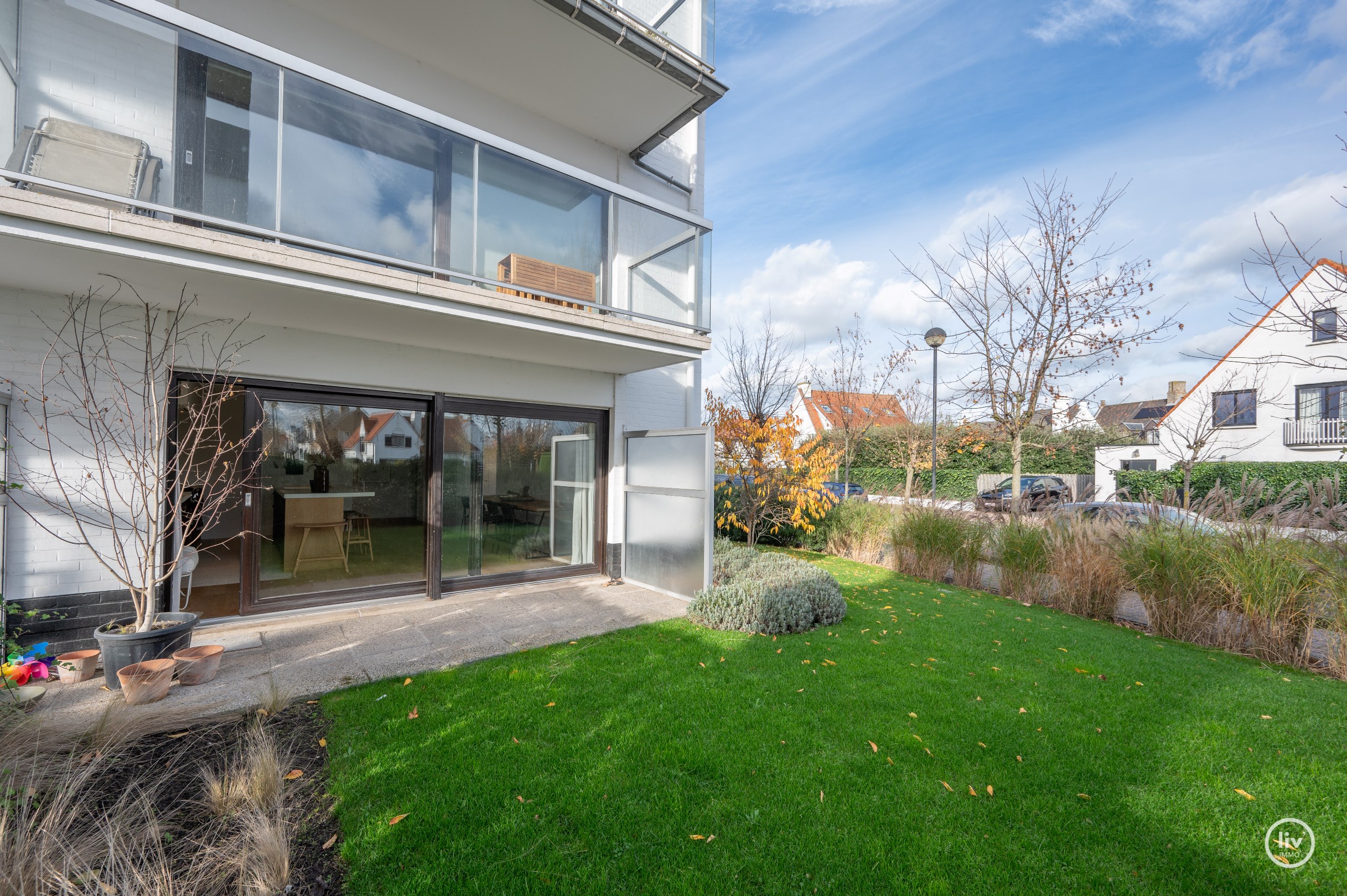 Appartement de plain-pied r&#233;nov&#233; et confortable avec un beau jardin, situ&#233; au centre de l&#39;avenue du Centenaire &#224; Knokke. 