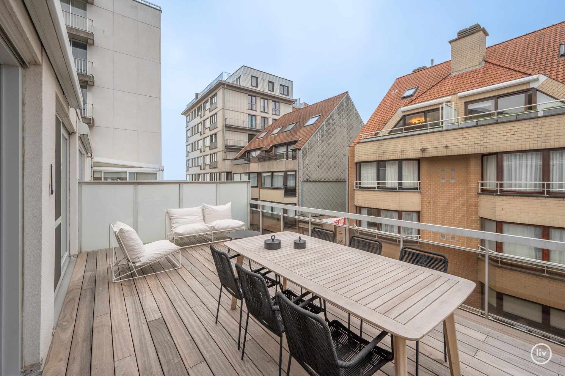 Penthouse enti&#232;rement r&#233;nov&#233; avec grande terrasse ensoleill&#233;e &#224; Knokke-Heist. 