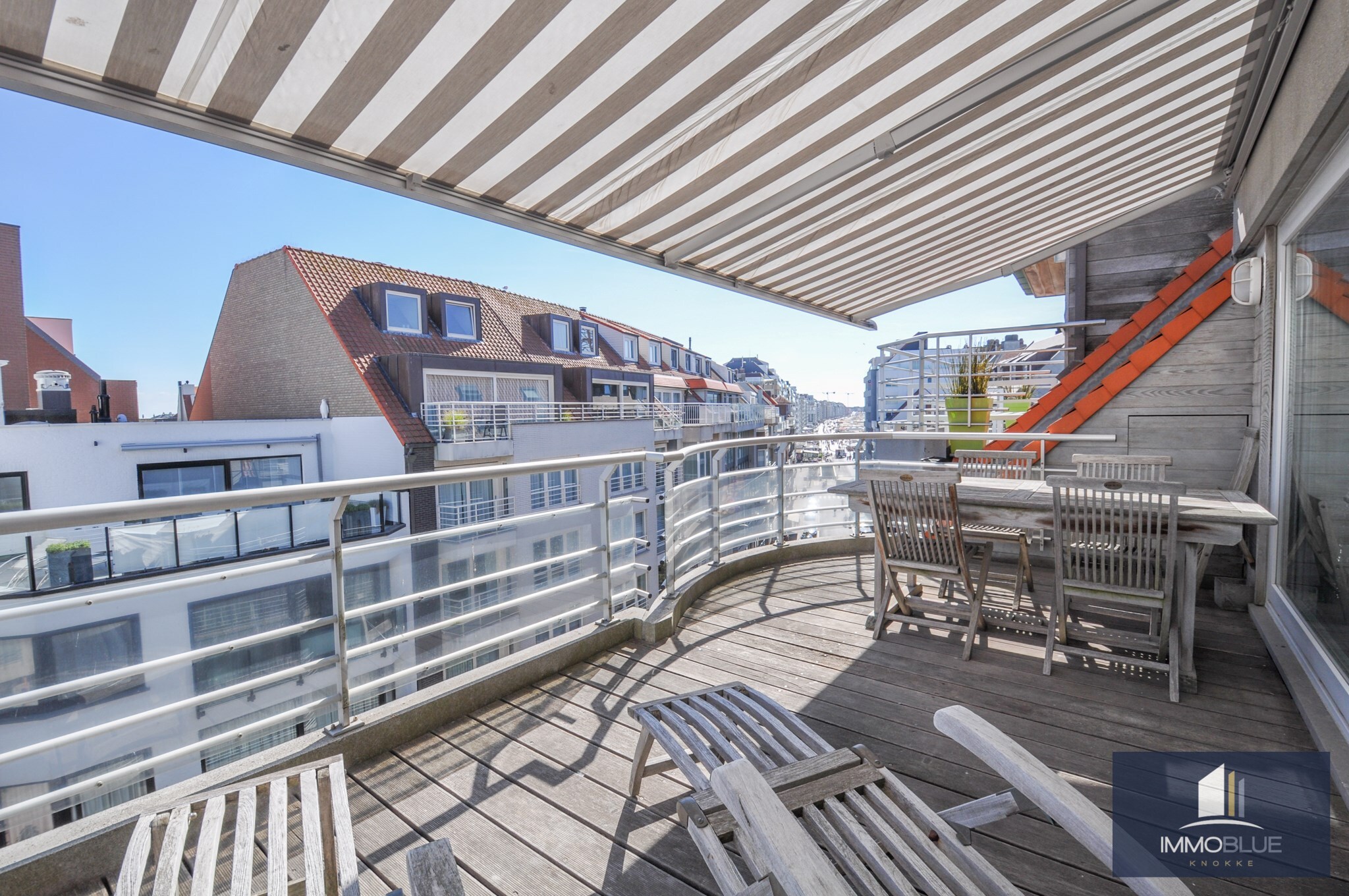 Appartement duplex avec terrasses ensoleill&#233;es, situ&#233; &#224; deux pas de la mer et de la place Rubens. 