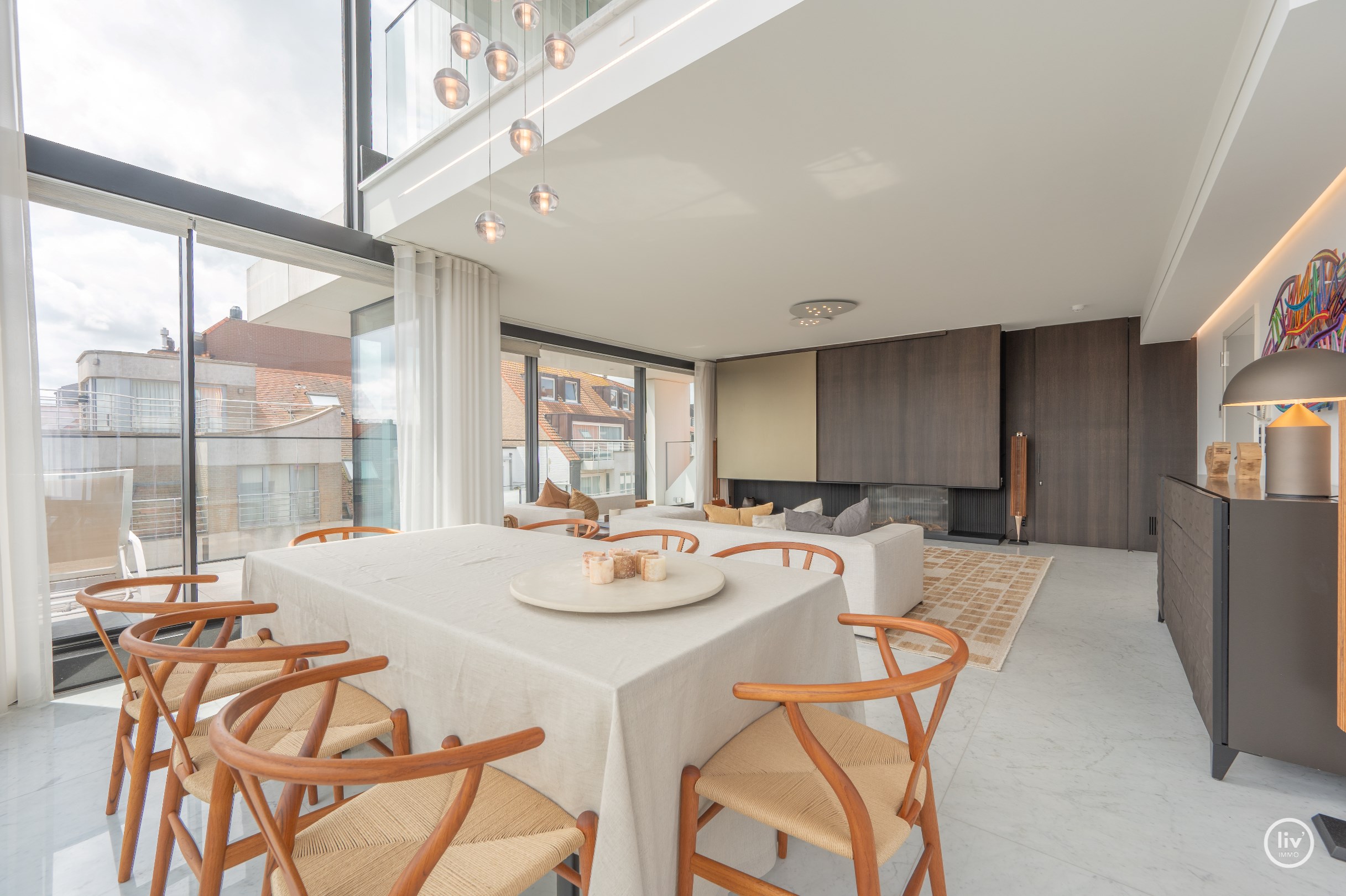 Buitengewone hoekduplex ( 274m&#178;) gelegen vlakbij Zeedijk en het Rubensplein. Ruime garage te koop op de gelijkvloerse verdieping in het gebouw. 