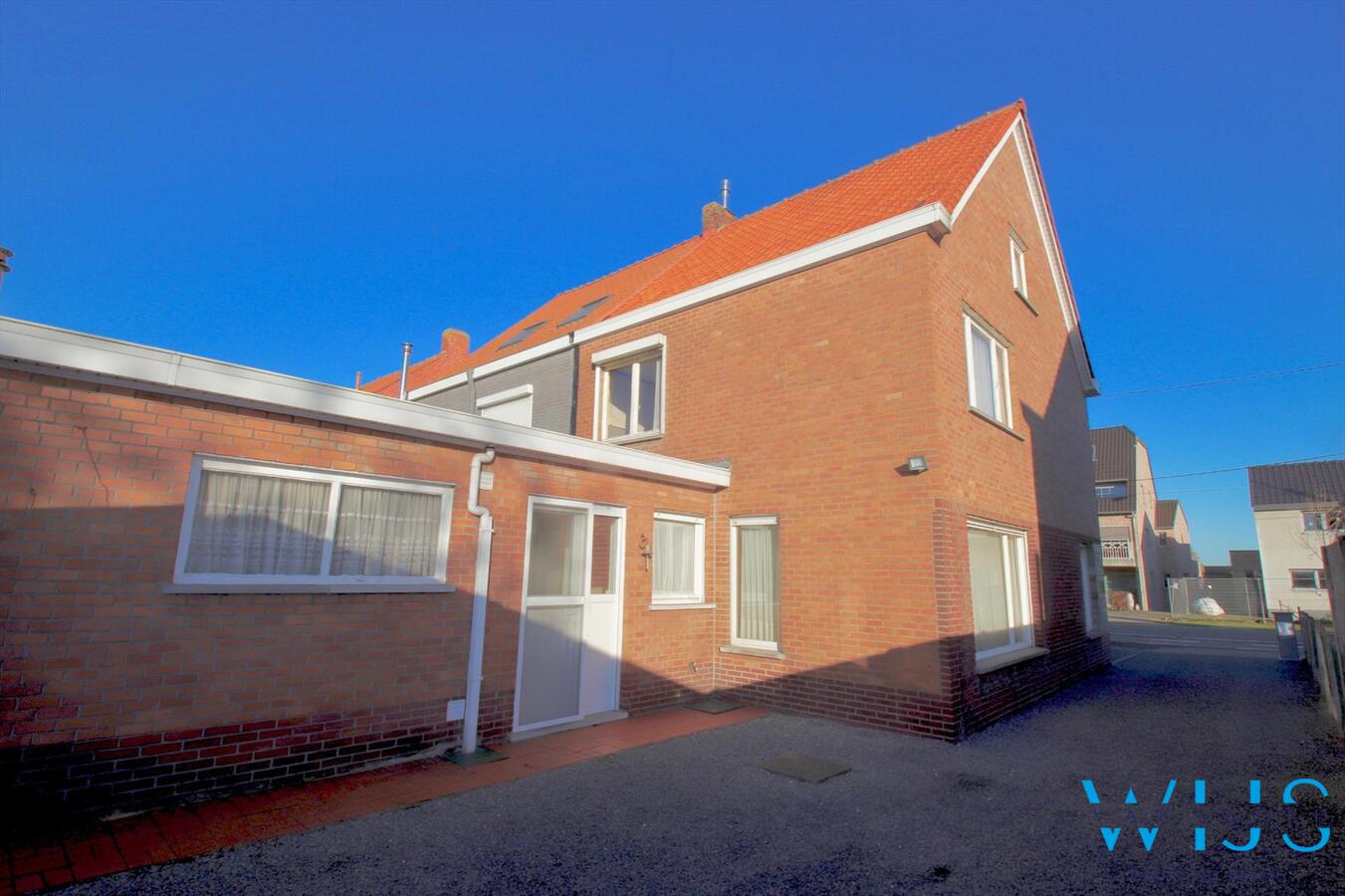 Vlot te renoveren gezinswoning met ZWgerichte tuin te Oosteeklo! 