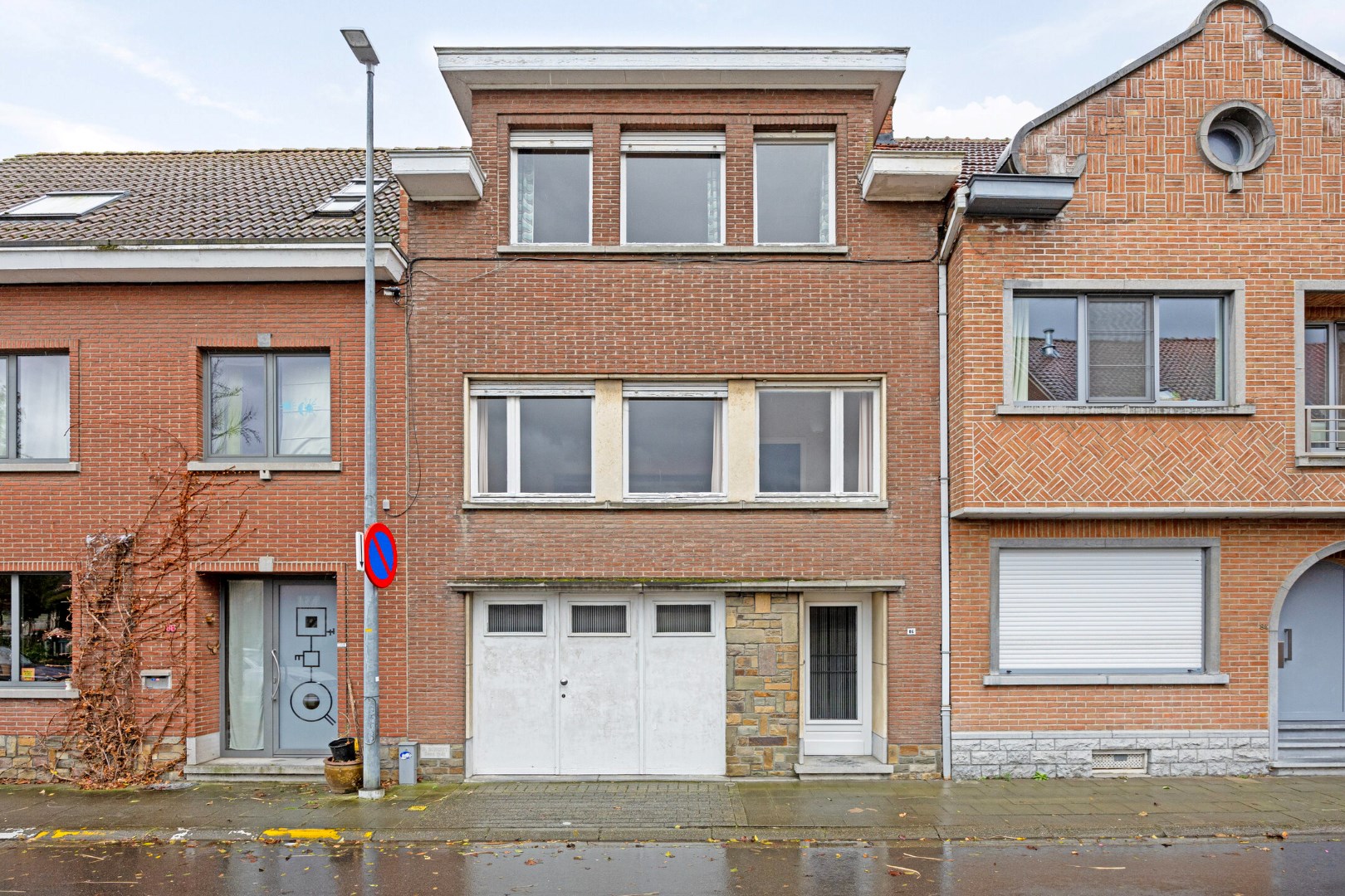 Te renoveren woning met 3 slaapkamers, zolder en ruime garage op een perceel van 1a 69ca - EPC 461 kWh/m&#178; - bewoonbare oppervlakte 208 m&#178; (incl. gelijkvloers) 