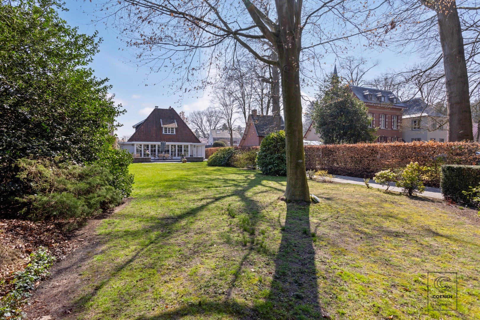 Prachtige woning op een perceel van ca. 2350m&#178; en een centrale locatie te Zandhoven! 