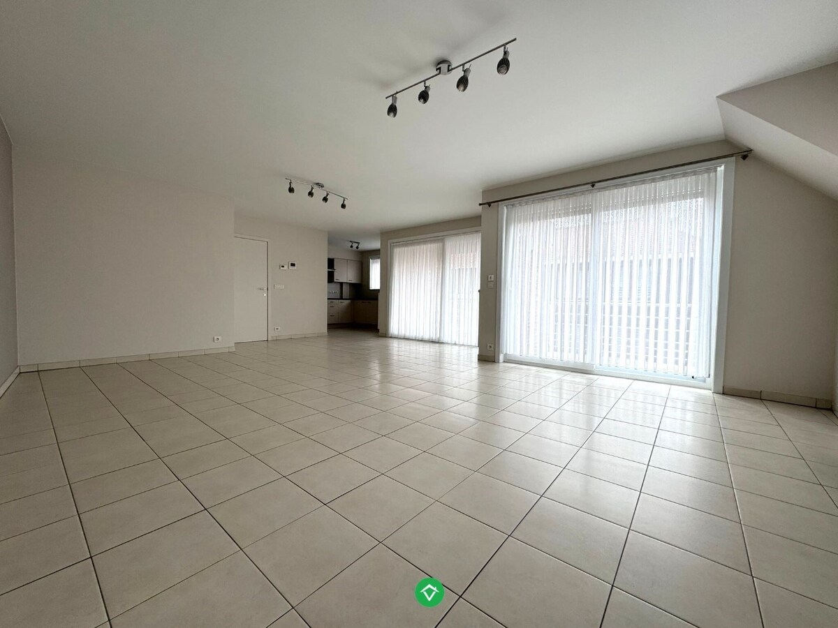 Appartement met 2 slaapkamers, terras en garage te centrum Roeselare 