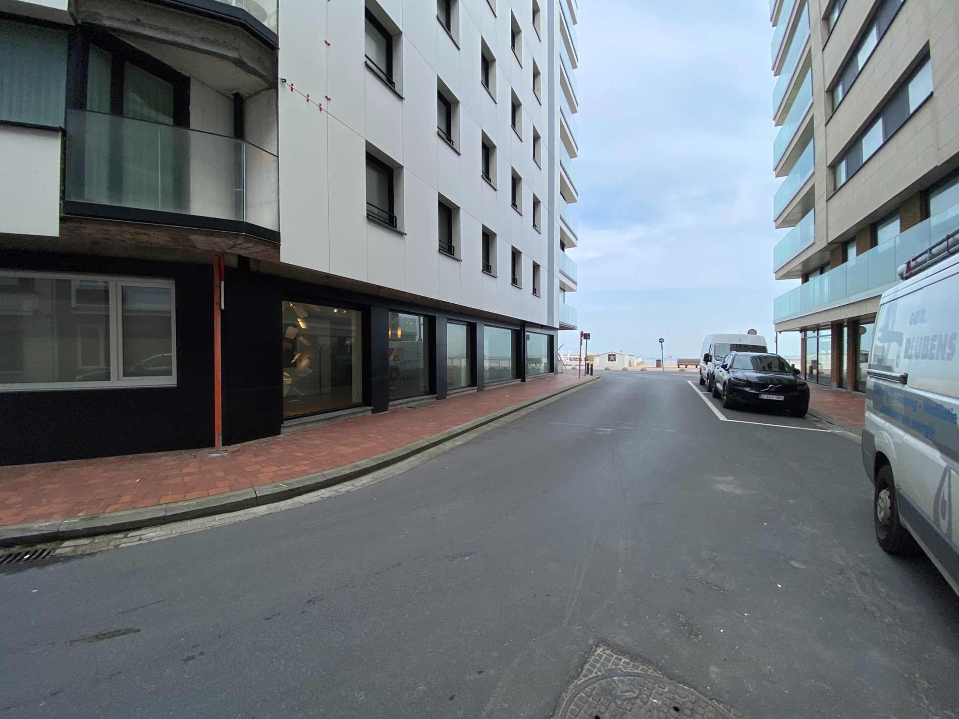 ONGEMEUBELD - Gerenoveerd 2 slaapkamer appartement met zijdelings zeezicht en een terras achteraan, ideaal als pied-&#224;-terre. 