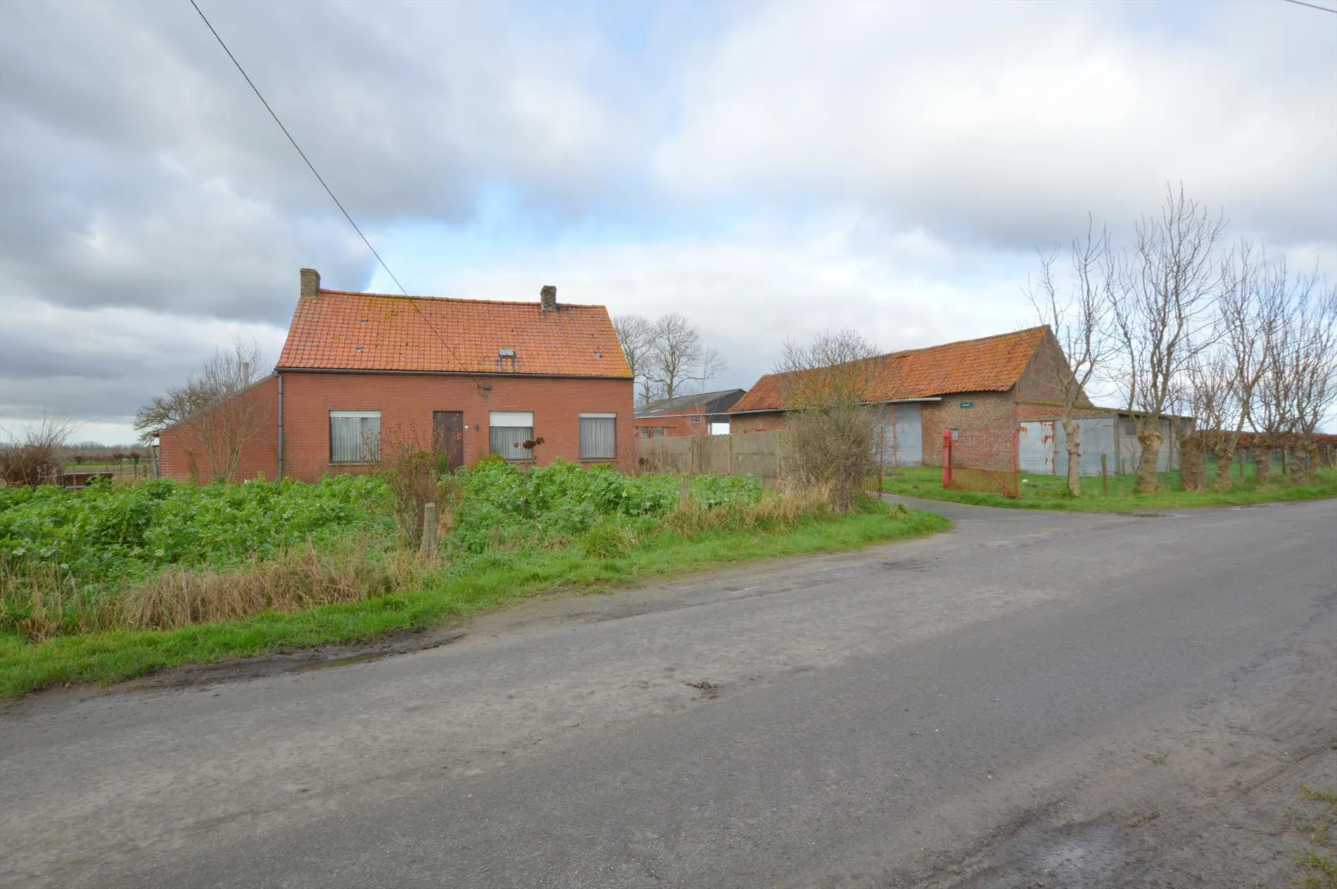 Hoeve met heel wat bijgebouwen op uiterst landelijke ligging