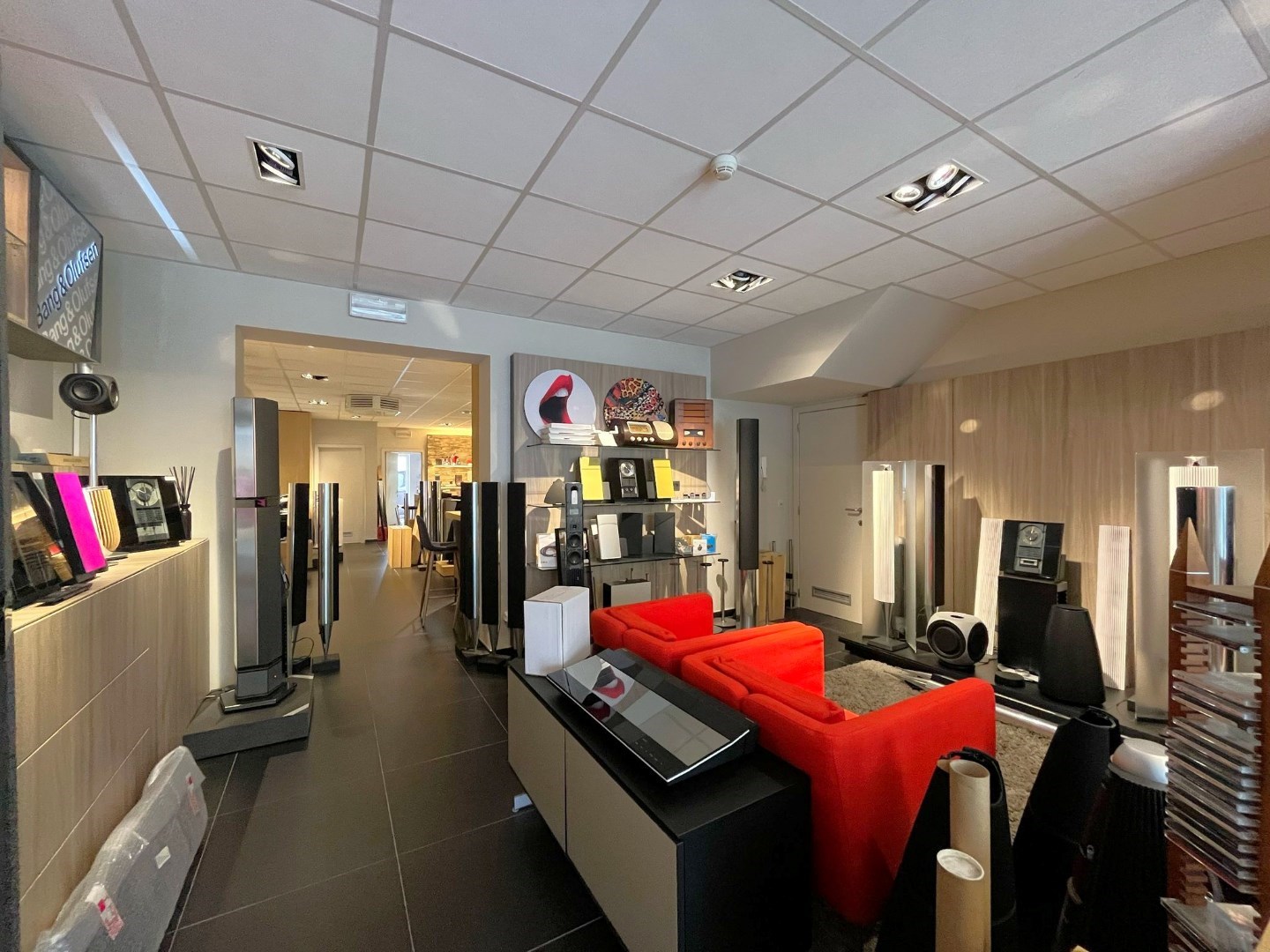 Instapklaar en energiezuinig handelspand op toplocatie in centrum Geel 