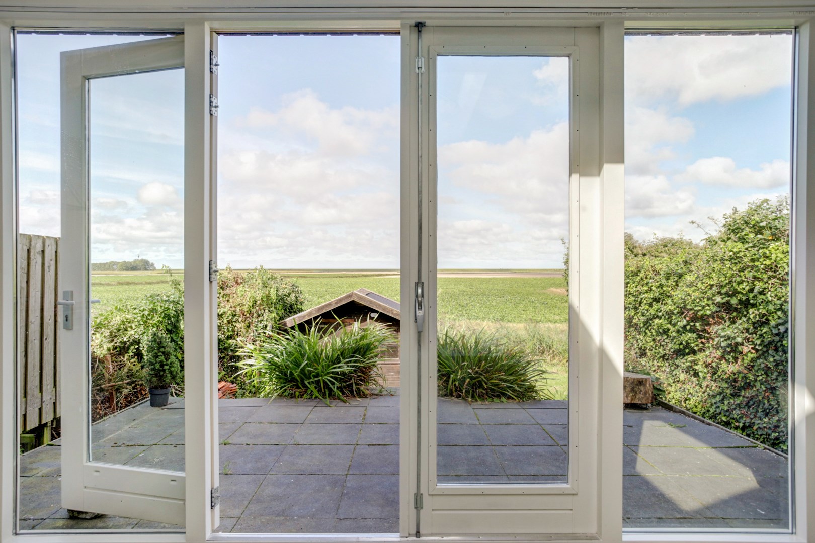 Landelijk wonen in een moderne, instapklare woning met uitzicht op de Friese Waddenzeedijk 