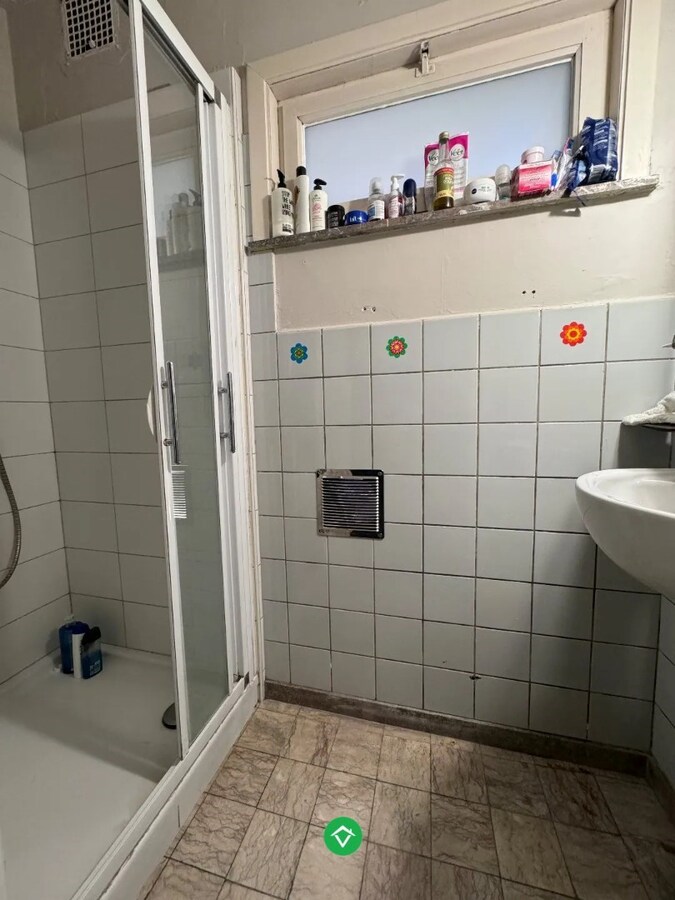 Opbrengsteigendom te koop met ruime garages in Oostende 