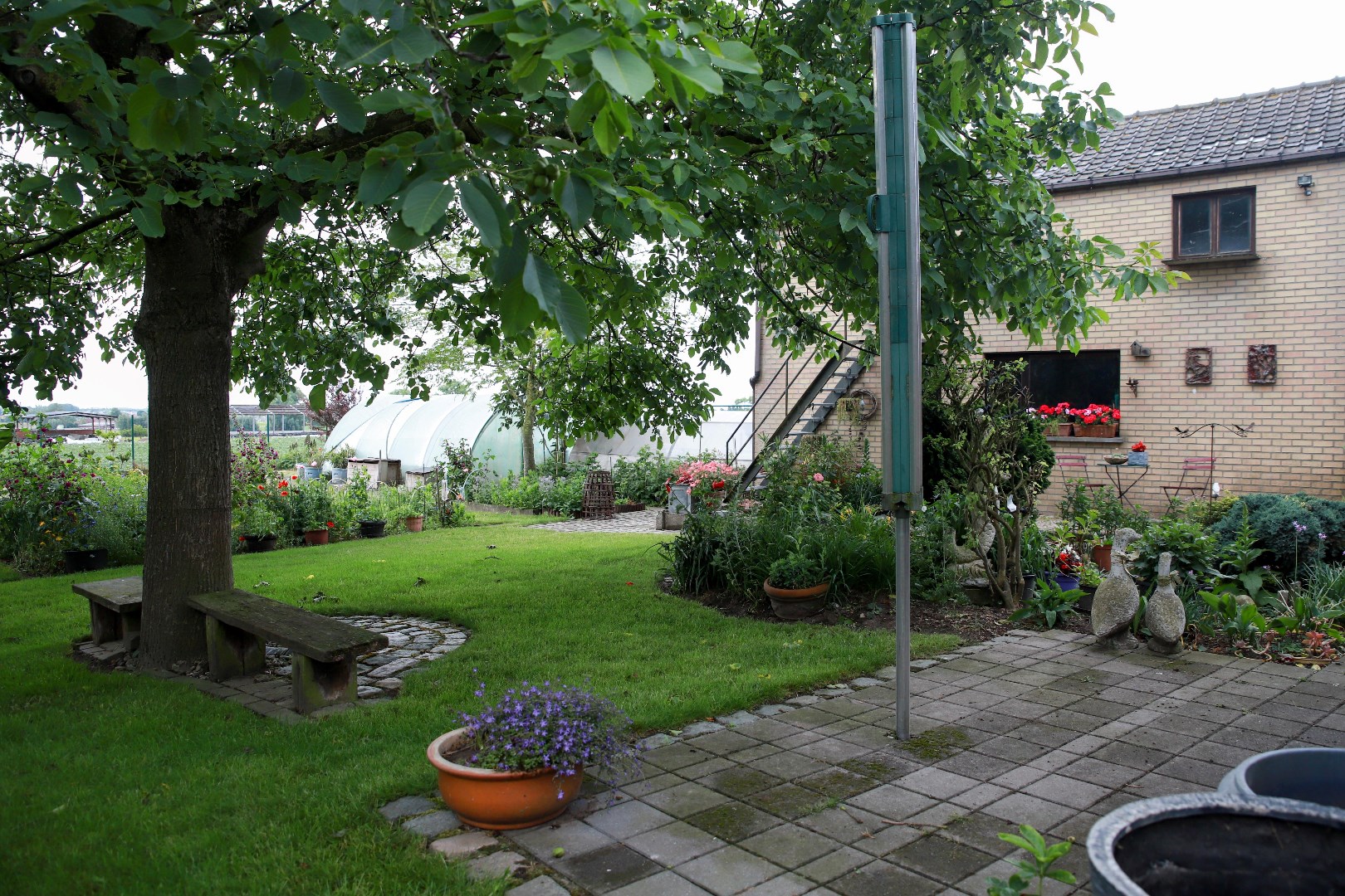Grote alleenstaande woning met garage, werkplaats en tuin op 1.378 m&#178; 
