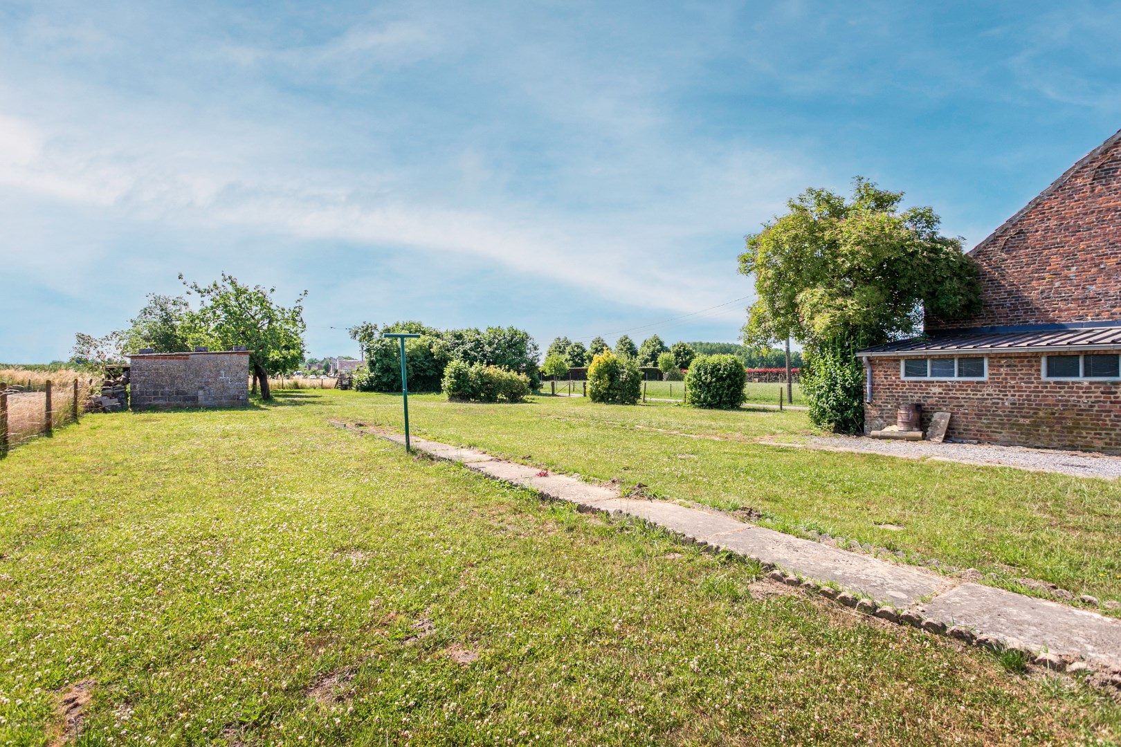 Maison &#224; r&#233;nover avec 3 chambres, entrep&#244;t et prairie sur 59a dans le cadre verdoyant de Pepingen. 