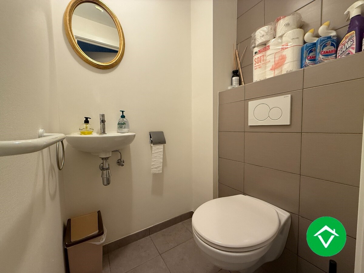 Gelijkvloers appartement op een centrale ligging met &#233;&#233;n slaapkamer, tuin en autostaanplaats te Roeselare 