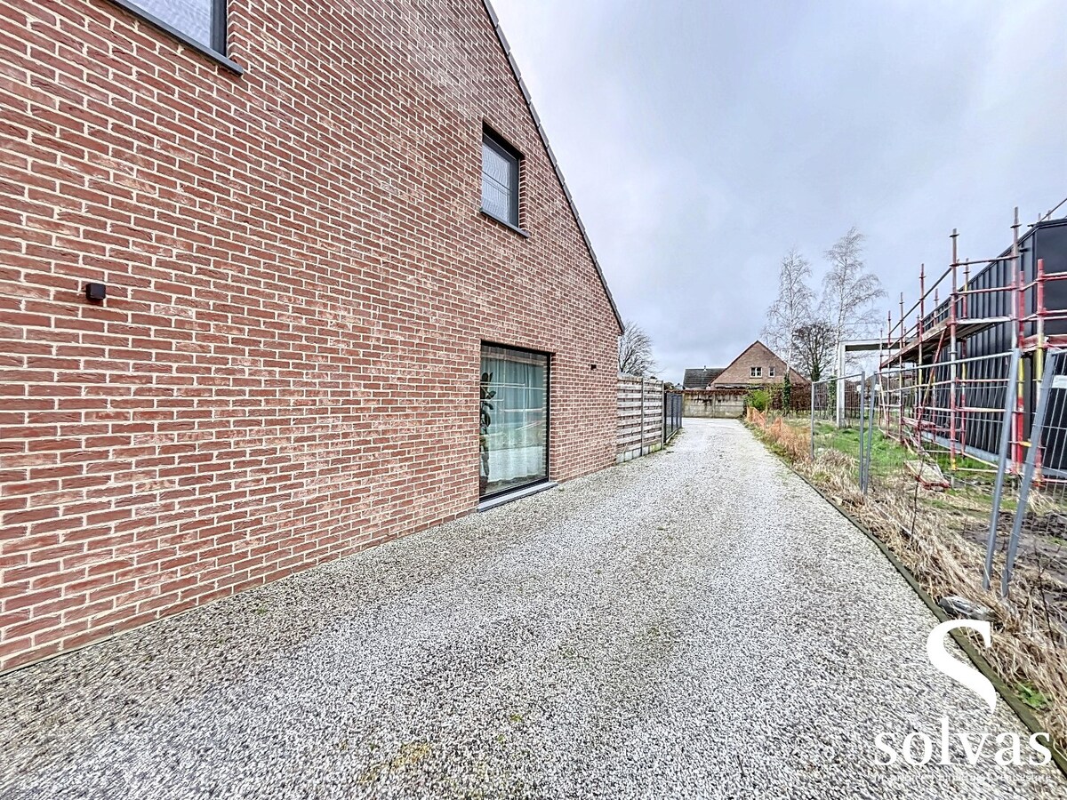 Halfopen nieuwbouw met 3 slaapkamers en tuin 