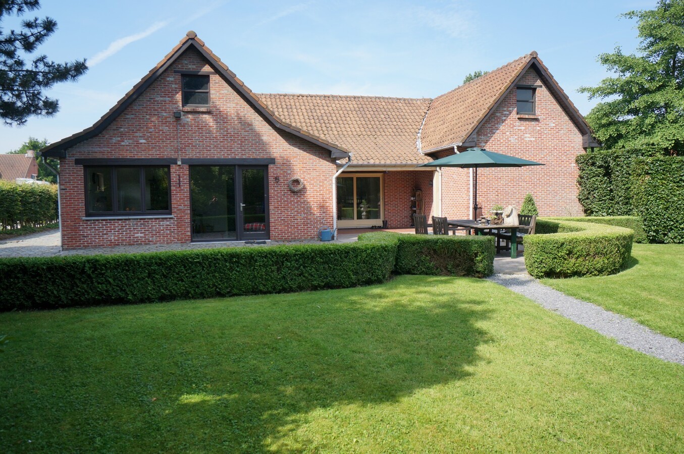 Verzorgde woning met stallen en piste op ca. 5374m&#178; te Wortel (Hoogstraten) 