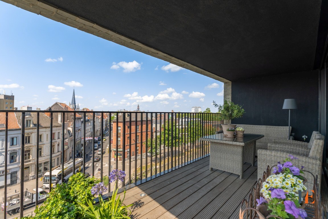 Mooi gelegen appartement langsheen het water met terrassen en parkeerplaats te Gent 