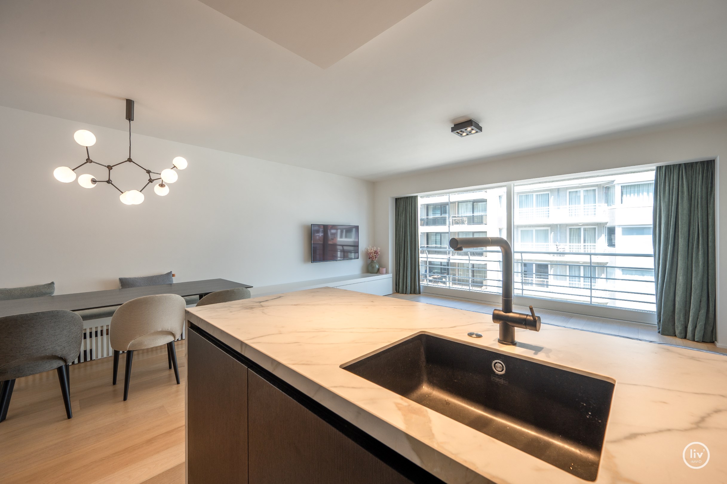 Recent vernieuwd en stijlvol afgewerkt appartement met drie slaapkamers, gelegen op een topligging met zijdelings zeezicht. 
