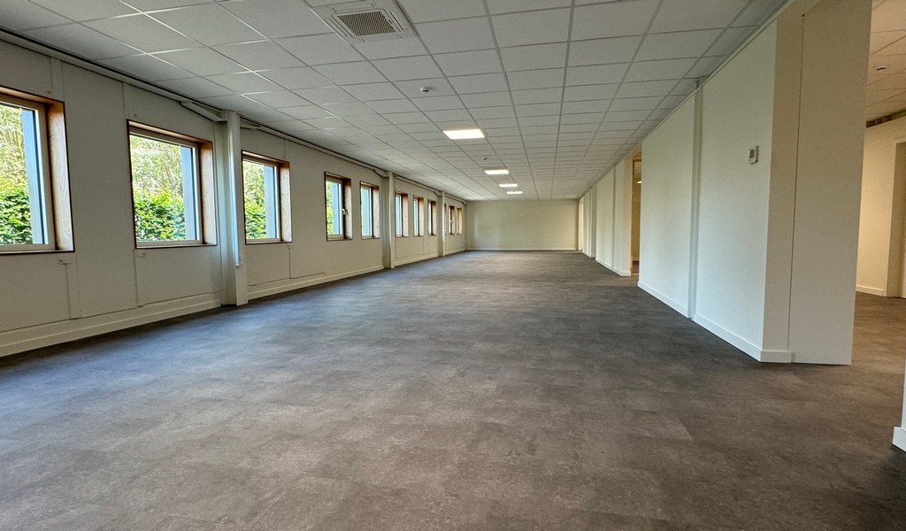 Gerenoveerde kantoren te huur vlakbij afrit E40/R4 in Merelbeke