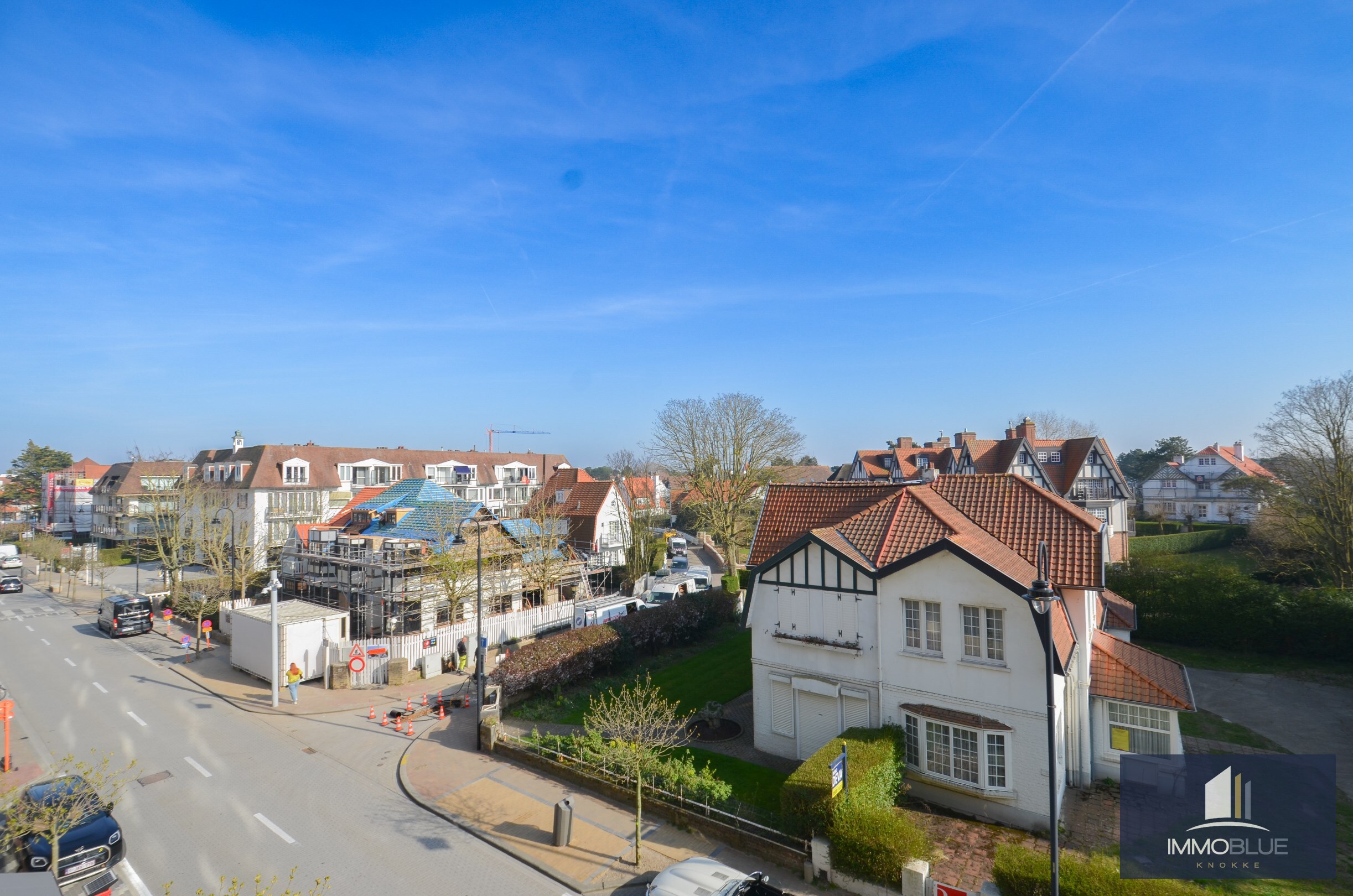 Volledig gerenoveerd, tijdloos appartement met open zicht en een royale gevelbreedte. 